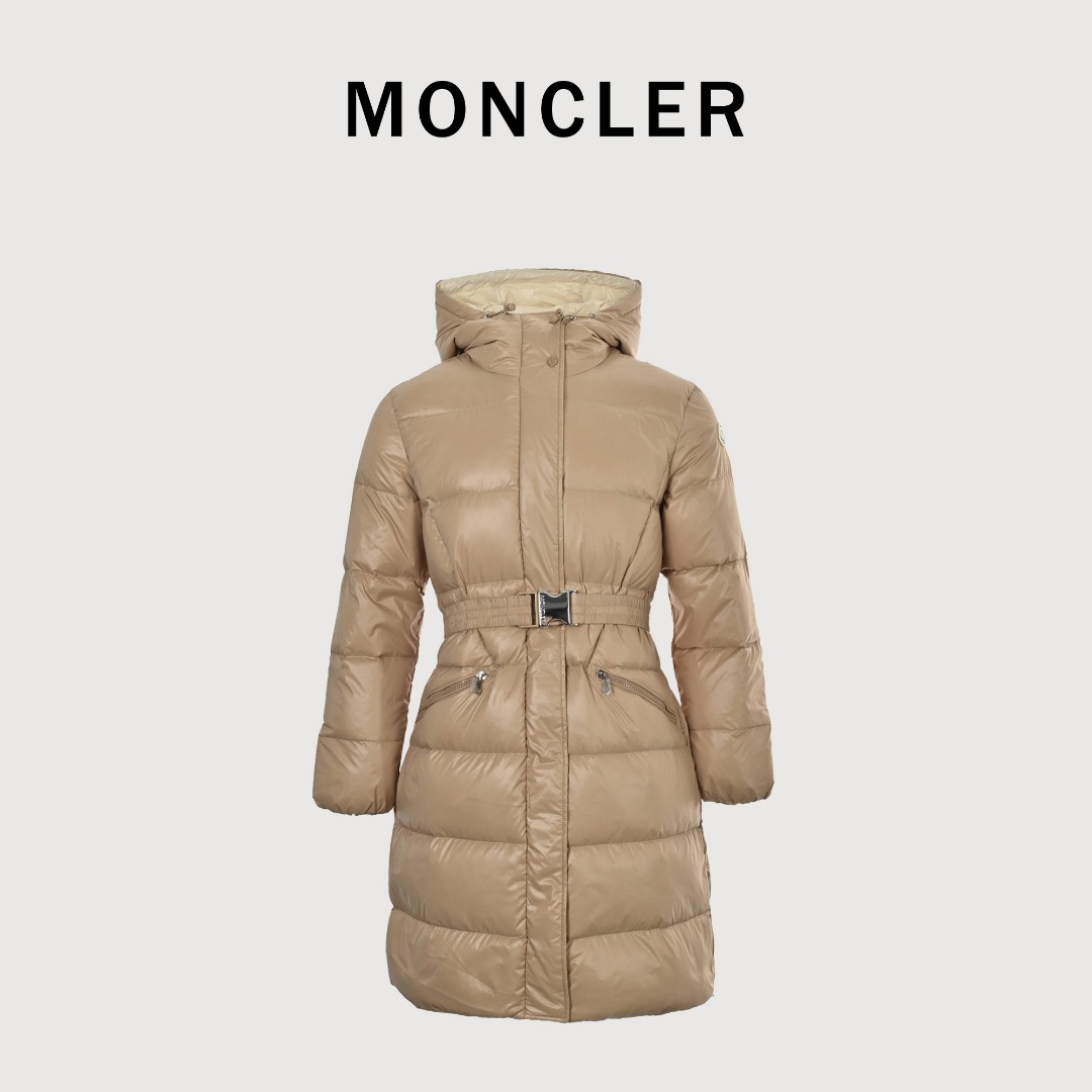 本地自取💰700
Moncler蒙口秋冬新款Bellevue女士长款羽绒服
𝐬𝐢𝐳𝐞:𝟏 𝟐 𝟑 𝟒
出货!官网在售!专柜同步!
Bellevue羽绒夹克采用标志性nylon laqué面料制成,演绎经典Moncler风格!
长款设计,面料经过功能性处理,呈现华丽光泽效果!这款连帽保暖单品采用柔美廓形设计,配有弹性腰带!从白天到夜晚,从城市到山间,皆可轻松应对!
内里90绒,充绒量饱满、每一格都要充足、才能达到最佳状保暖状态!
保暖轻盈、蓬松度极佳!即使被包装压的瘪瘪的、给它挂出来,分分钟蓬松饱满!
客供原厂定制拉链,刻字清晰,辅料五金全部原厂定制,细节决定品质,三标齐全!
简约不缺设计感,前后直接做好收腰裁剪,贴身修饰,直接塑形最好曲线!让冬天不再臃肿!简约不挑身材,任谁都可轻松驾驭!百搭爆款,一众时尚博主力荐!轻松潮爆整个冬天!贸易公司订单货!
货号1222820003
颜色:卡其色黑色