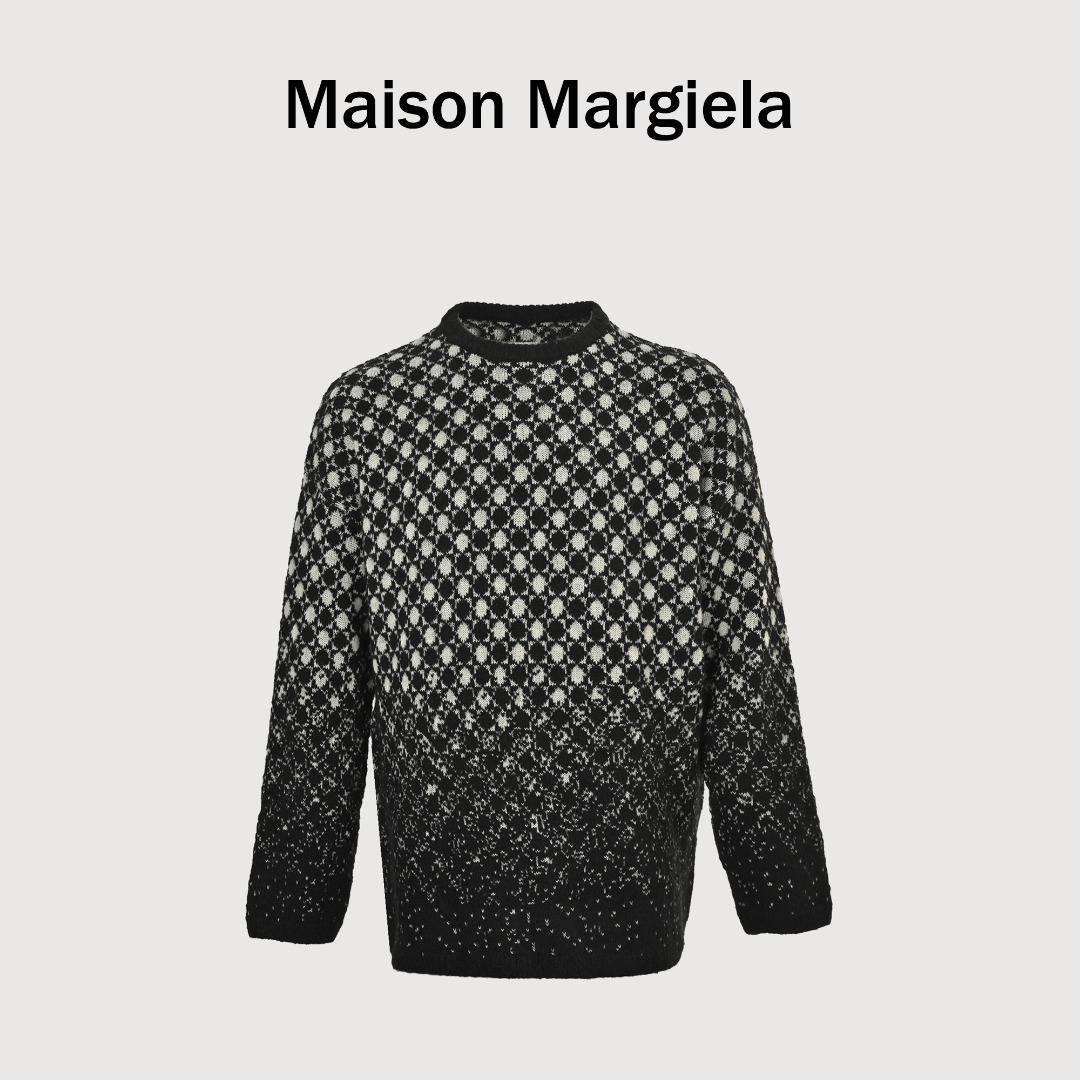 本地自取💰340
Maison Margiela/马吉拉 25Fw 雪花像素格纹圆领毛衣
购置原版开发,357针高密编织确保保暖性与挺括度,混纺羊毛兼顾透气与亲肤感,抗起球处理提升实穿性,面料肌理模拟旧物褪色质感是一种低调隐秘的高级感,宽松而不失结构的版型,适配叠穿或单穿,下摆与袖口采用微收针设计,在慵懒中保持利落线条,演绎结构下的松弛感,洗涤建议手洗或者轻柔机洗,机洗请单独单件套洗衣袋轻柔机洗,不能烘干和热水洗涤,不能长时间浸泡暴晒,正确的洗涤方式可使衣服使用寿命延长
Size:S-L