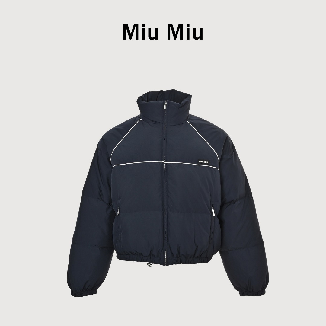 本地自取💰580
Miu Miu 25Fw Miu小标捆条短款羽绒服
-核心内里填充180G广检认证90%纯白鸭绒
定制开发高支高密梭织面料,其纱线结构与织法经过精
密计算,旨在实现极佳的防绒钻性,同时保证面料本身的轻盈与耐久度,面料色彩为独家定染,确保了色彩的纯粹度与独特性,采用捆条拼接工艺,该工艺在每块裁片的接缝处内衬一条白色织带,再将面料拼接并压线固定,白色的捆条在深色面料上形成了鲜明而利落的轮廓线,强化了单品的结构化视觉,内里填充90白鸭绒,高纯度绒子能锁住大量空气,形成静止空气层,实现高效保暖,这使得羽绒服在拥有极强保暖性的同时,重量得以大幅减轻,选用进口电脑充绒设备,确保每一个独立绗格内的羽绒填充量都精准、均匀,避免出现局部空洞或结块,从而保证羽绒服整体的平整度、保暖均匀性与持久蓬松,定制辅料三标
Size:38 40 42
