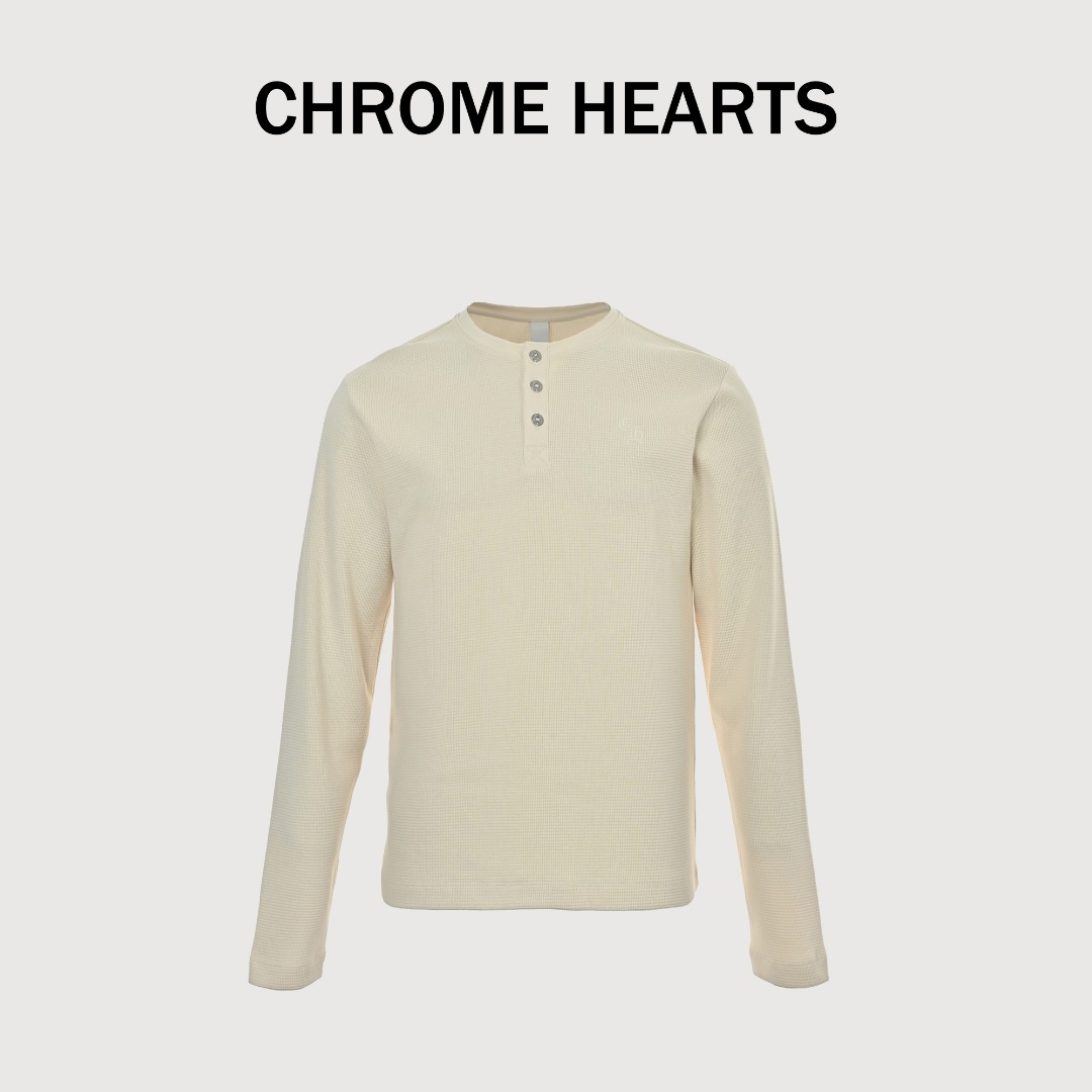 本地自取💰250 Chrome Hearts/克罗心 CH刺绣银扣华夫格亨利领长袖 本款七月初购入原版，至今开发四个月，采用全程定织定染的华夫格面料，优选新疆长绒棉纱，触感细腻亲肤，采用活性黑染料，日晒牢度达新国标四级，​固色极佳，久穿如新，三颗银扣子都是拆解原版开铜模，采用成本更高的失蜡铸造铜模工艺，非普通钢模冲压，每一颗扣子都如手工艺术品，立体感强，细节丰富，随着时间流逝会呈现出独特的氧化质感，更具韵味，版型采用原版进行深度剖析，版型一刀未改，刺绣稳定精准，针对华夫格面料凹凸不平的特性，采用最新款田岛刺绣机，其稳定性比老款提升70%，确保每一件大货的，刺绣都与打样效果一致，线条清晰利落，华夫格表面凹凸不平，绣花难度与平面比难了许多，采用新款刺绣机几乎能使大货每件都能达到一致，在银价上涨的当下，我们依然坚持使用真银扣，并采用复杂的铜模工艺，只为无限还原原作的质感，男女同款 Size：M-XXL