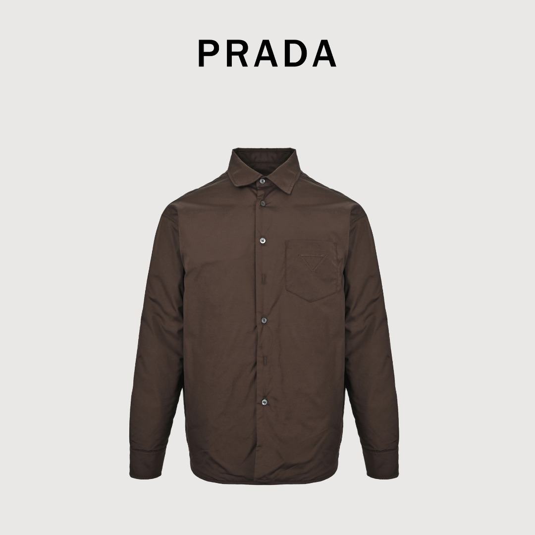 本地自取💰480
Prada/普拉达 口袋倒三角棉服外套
购置原版开发,面料采用200支超高织数纯棉,这款是普拉达在梭织面料中规格最顶级的配置,200支纱线极细,使得面料拥有丝绸般的光泽和异常柔软爽滑的触感,同时保持了纯棉材质的透气性。市面上常见的衬衫面料多在80-120支之间,200支面料因其织造难度高、损耗大,极为稀有珍贵,原版同源胚布,为确保原汁原味,耗费巨大精力调来了与原版完全一致的胚布,从源头保证了版型、手感和垂坠度的正统性,盛虹集团权威定染,在“世界500强”企业江苏盛虹集团五分厂内完成定染,盛虹集团在染色领域荣获多项国内外技术奖项,其工艺确保颜色饱和纯正,色牢度优异,经多次洗涤仍能保持鲜亮如初,创新复合绗缝结构,内里采用羽绒棉,并创新性地以高密度无纺布将正反棉绗缝在一起,这种结构能有效防止在穿着和洗涤后出现棉结块、移位或钻绒现象,长久保持衣物平整蓬松的形态,纽扣选用天然菊灰贝母,每一颗都需经过精细打磨贝母独特的虹彩光泽会随光线角度微妙变化,使得每颗纽扣都绽放独一无二的光芒,定制辅料三标,男女同款
Size:S-XL