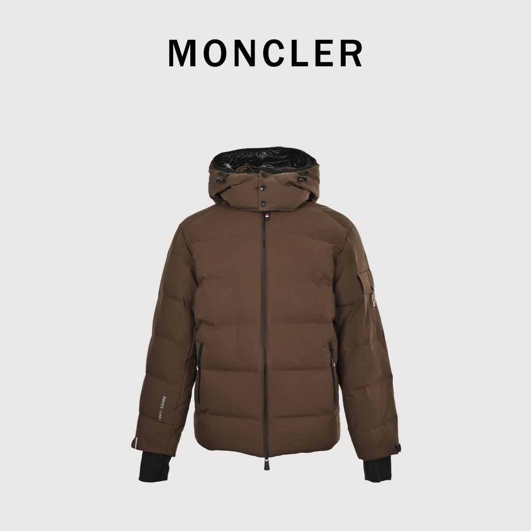 本地自取 💰680
Moncler/蒙口 25Fw 袖袋连帽羽绒服
柜台2w开外的高端单品.面料真是好的不要不要的.高端客必入单品.
Montgetech羽绒夹克休闲款式,融合Moncler Grenoble系列的优良性能。
Montgetech短款羽绒夹克舒适而瞩目,为造型赋予优雅风格。采用功能性双层弹性尼龙面料制成,粘合耐久通风的薄膜。功能性拉链开合、滑雪通行证口袋和弹性平纹针织护腕满足各种山地运动所需,可在恶劣天气带来舒适的穿着体验。
详情
•采用双层四向弹性尼龙面料制成
•尼龙衬里
•填充羽绒
•粘合方格块
•可拆卸兜帽,搭配按扣和可调节抽绳
•防风内领
•织物编号转印图案
•YKK® AquaGuard®功能性拉链开合
•滑雪通行证口袋设有按扣
•YKK® Aquaguard®功能性拉链外部口袋
•内部电子设备口袋
•内部防雪衬
•弹性针织护腕
•滑雪通行证口袋
•袖口设有拉袢和三色细节
•弹性抽绳下摆
Size:1-5
颜色:黑色 咖色