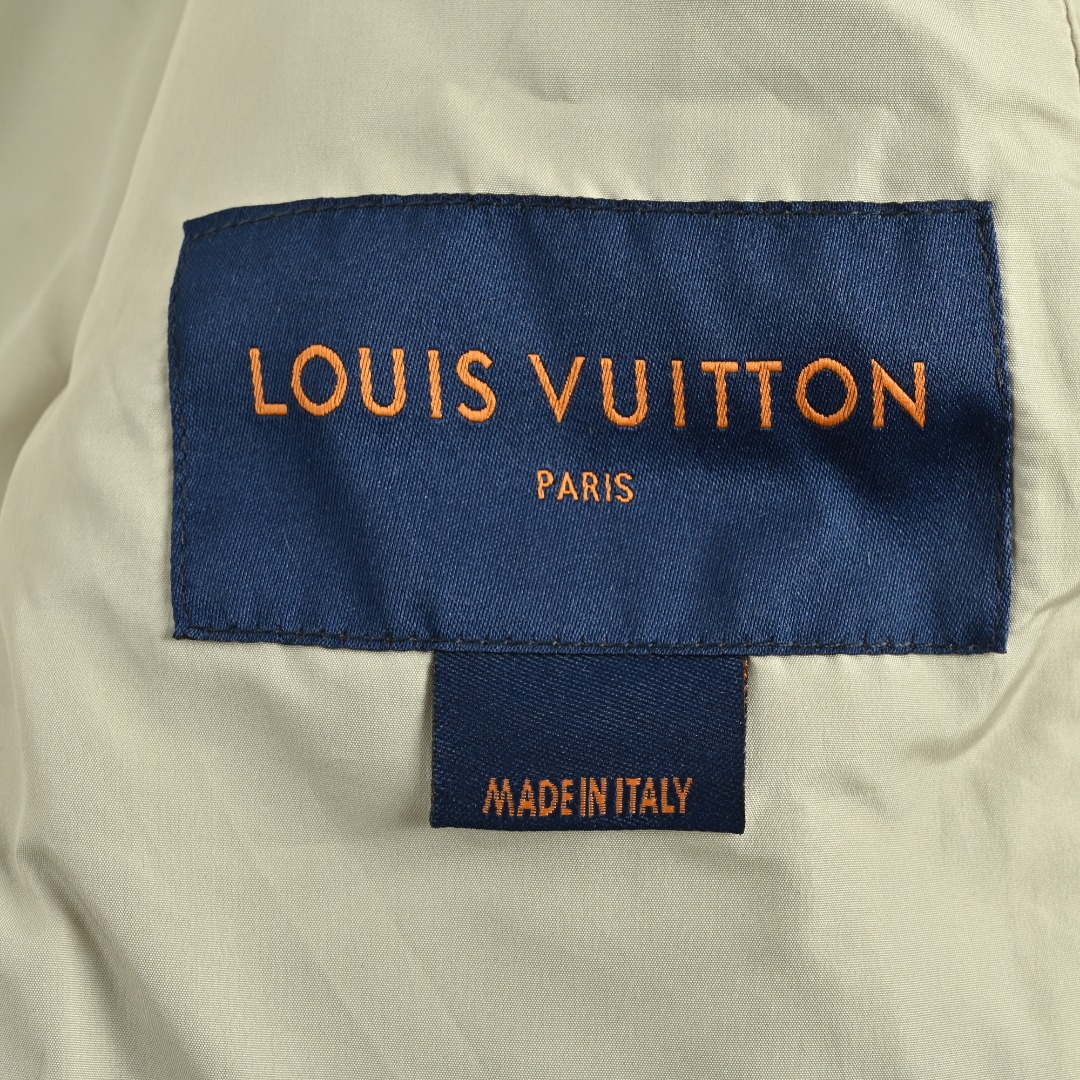 LOUIS VUITTON压印拉链羽绒 蓬松度拉满 保暖效果极佳 压花工艺极其复杂 需要温度 面料与模具调教成功 才能达到效果 经过多次试验 报废许多成品才成功 全衣五金辅料 都需要开模定制 才会称为走秀款 外贸大厂订单 专业人员 流水线作业 品控保证 定做原版主唛 水洗 运用了双层防绒内胆设计!防风性能超强 男女同款 现货秒发