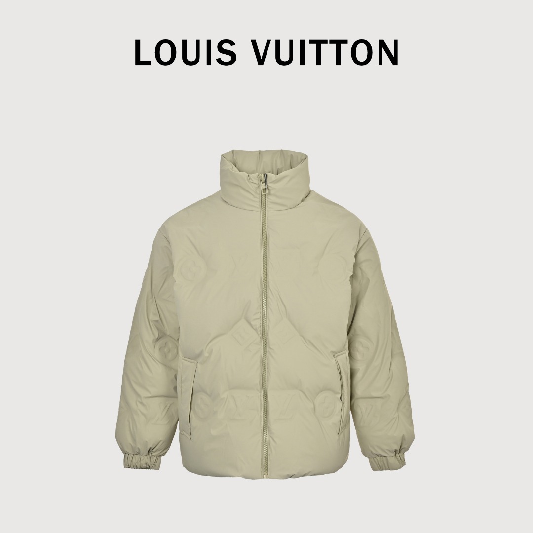 LOUIS VUITTON压印拉链羽绒 蓬松度拉满 保暖效果极佳 压花工艺极其复杂 需要温度 面料与模具调教成功 才能达到效果 经过多次试验 报废许多成品才成功 全衣五金辅料 都需要开模定制 才会称为走秀款 外贸大厂订单 专业人员 流水线作业 品控保证 定做原版主唛 水洗 运用了双层防绒内胆设计!防风性能超强 男女同款 现货秒发