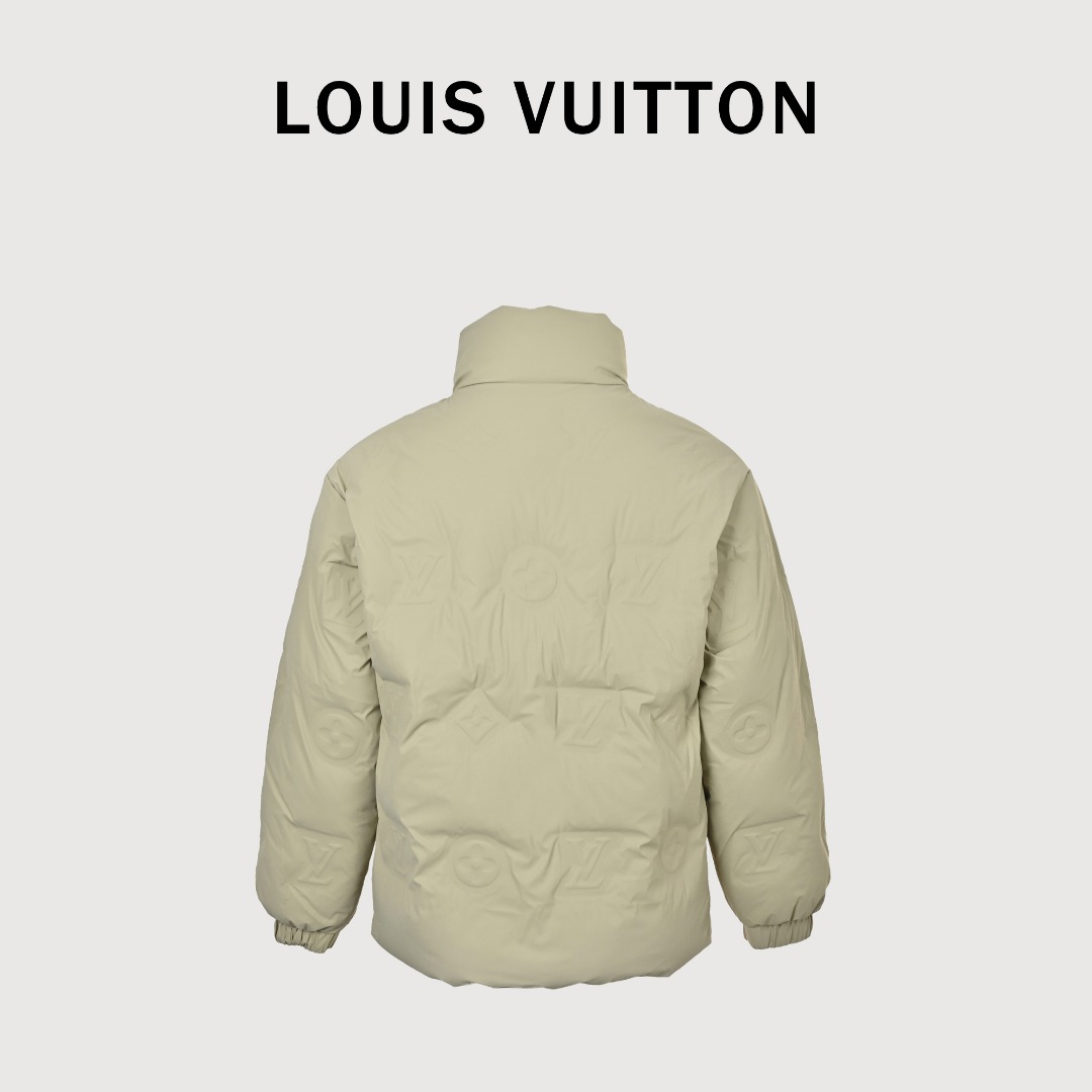 LOUIS VUITTON压印拉链羽绒 蓬松度拉满 保暖效果极佳 压花工艺极其复杂 需要温度 面料与模具调教成功 才能达到效果 经过多次试验 报废许多成品才成功 全衣五金辅料 都需要开模定制 才会称为走秀款 外贸大厂订单 专业人员 流水线作业 品控保证 定做原版主唛 水洗 运用了双层防绒内胆设计!防风性能超强 男女同款 现货秒发