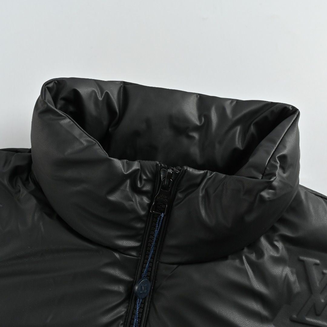 LOUIS VUITTON压印拉链羽绒 蓬松度拉满 保暖效果极佳 压花工艺极其复杂 需要温度 面料与模具调教成功 才能达到效果 经过多次试验 报废许多成品才成功 全衣五金辅料 都需要开模定制 才会称为走秀款 外贸大厂订单 专业人员 流水线作业 品控保证 定做原版主唛 水洗 运用了双层防绒内胆设计!防风性能超强 男女同款 现货秒发