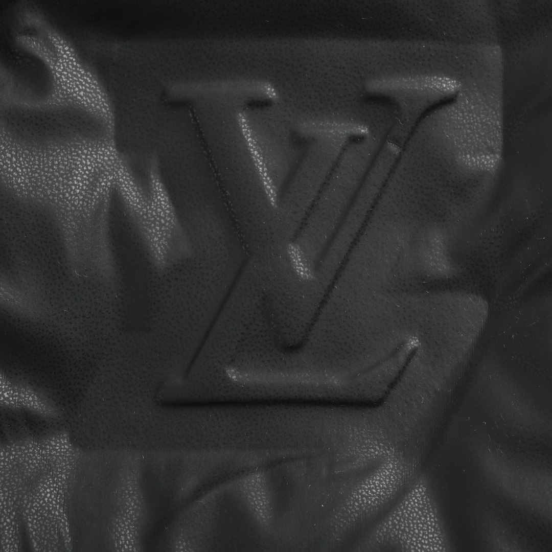 LOUIS VUITTON压印拉链羽绒 蓬松度拉满 保暖效果极佳 压花工艺极其复杂 需要温度 面料与模具调教成功 才能达到效果 经过多次试验 报废许多成品才成功 全衣五金辅料 都需要开模定制 才会称为走秀款 外贸大厂订单 专业人员 流水线作业 品控保证 定做原版主唛 水洗 运用了双层防绒内胆设计!防风性能超强 男女同款 现货秒发