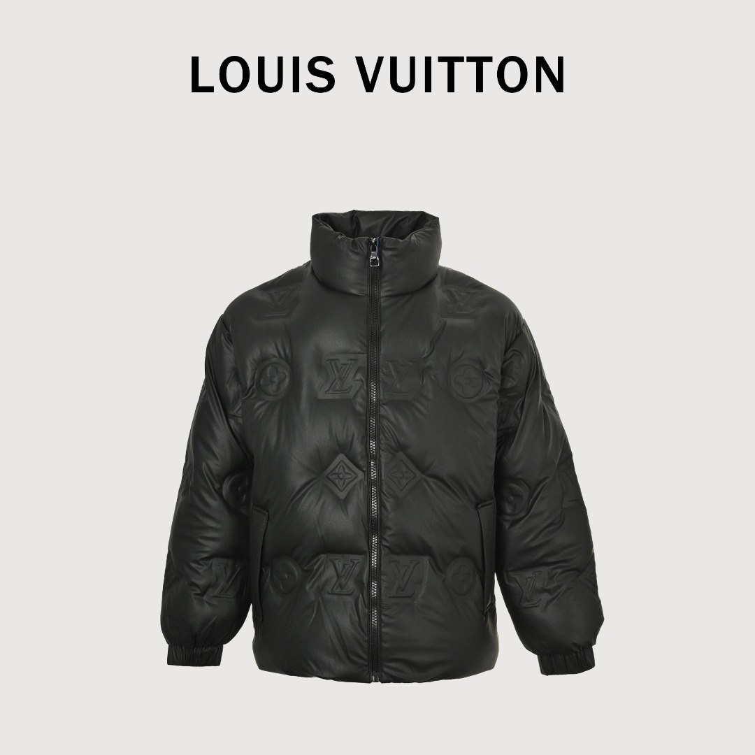 LOUIS VUITTON压印拉链羽绒 蓬松度拉满 保暖效果极佳 压花工艺极其复杂 需要温度 面料与模具调教成功 才能达到效果 经过多次试验 报废许多成品才成功 全衣五金辅料 都需要开模定制 才会称为走秀款 外贸大厂订单 专业人员 流水线作业 品控保证 定做原版主唛 水洗 运用了双层防绒内胆设计!防风性能超强 男女同款 现货秒发