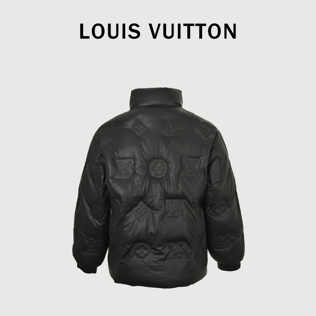 LOUIS VUITTON压印拉链羽绒 蓬松度拉满 保暖效果极佳 压花工艺极其复杂 需要温度 面料与模具调教成功 才能达到效果 经过多次试验 报废许多成品才成功 全衣五金辅料 都需要开模定制 才会称为走秀款 外贸大厂订单 专业人员 流水线作业 品控保证 定做原版主唛 水洗 运用了双层防绒内胆设计!防风性能超强 男女同款 现货秒发