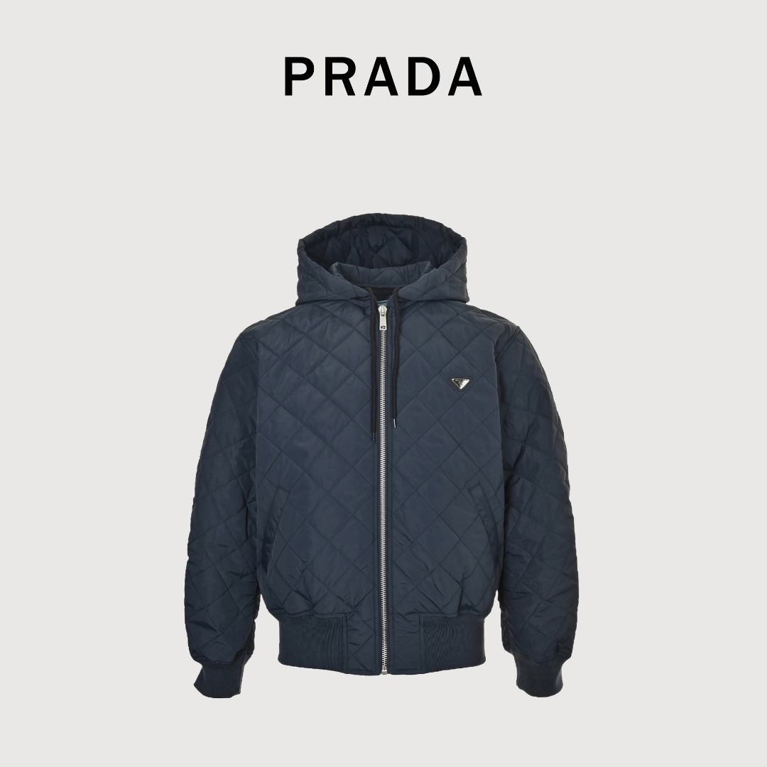 本地自取💰380
PRADA普拉达PRD 菱格轻薄连帽棉服
本款式采用再生尼龙制作,这种面料源自海洋回收的渔网、废弃塑料等,通过提纯再生制成。重量极轻,但耐磨性和抗撕裂性非常出色,不易勾丝或破损。表面经过特殊处理,具有良好的防风性和一定的防泼水功能,能应对小雨和城市通勤中的意外泼溅。尼龙面料密度高,触感顺滑,光泽度恰到好处,避免了廉价尼龙的塑料感。填充物则是使用了羽毛混合物,为了达到“轻薄”且保暖的效果,填充物采用白鸭绒与羽毛的混合物。90%羽绒、10%羽毛。高比例的羽绒(绒子)能锁住更多空气,提供更好的保暖性;少量羽毛(羽梗)则起到支撑作用,但过多会影响保暖和舒适度。男女同款
Size:36 38 40 42