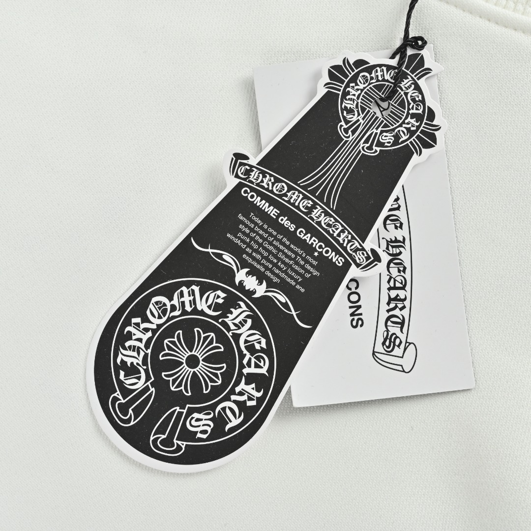 本地自取 💰220
Chrome Hearts/克罗心 25Fw 皮标十字架圆领卫衣
· 采用480克纯棉双纱鱼鳞毛圈面料  
· 面部无尘烧毛工艺 底部吸毛 环保活性染 
· 进口田岛机器刺绣贴布皮革十字架
· 进口田岛机器刺绣logo字母
· 手缝五金克罗心
· 双针车线跨缝工艺
· 原版主唛水洗吊牌防潮纸包装
   颜色：白色/黑色
Size:S-XL