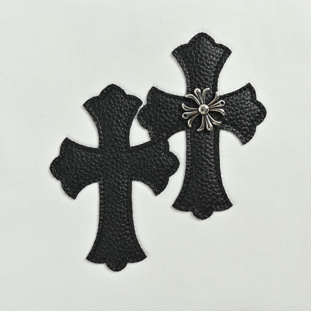 本地自取 💰220
Chrome Hearts/克罗心 25Fw 皮标十字架圆领卫衣
· 采用480克纯棉双纱鱼鳞毛圈面料  
· 面部无尘烧毛工艺 底部吸毛 环保活性染 
· 进口田岛机器刺绣贴布皮革十字架
· 进口田岛机器刺绣logo字母
· 手缝五金克罗心
· 双针车线跨缝工艺
· 原版主唛水洗吊牌防潮纸包装
   颜色：白色/黑色
Size:S-XL