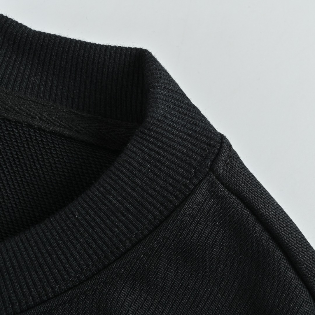 本地自取 💰220
Chrome Hearts/克罗心 25Fw 皮标十字架圆领卫衣
· 采用480克纯棉双纱鱼鳞毛圈面料  
· 面部无尘烧毛工艺 底部吸毛 环保活性染 
· 进口田岛机器刺绣贴布皮革十字架
· 进口田岛机器刺绣logo字母
· 手缝五金克罗心
· 双针车线跨缝工艺
· 原版主唛水洗吊牌防潮纸包装
   颜色：白色/黑色
Size:S-XL