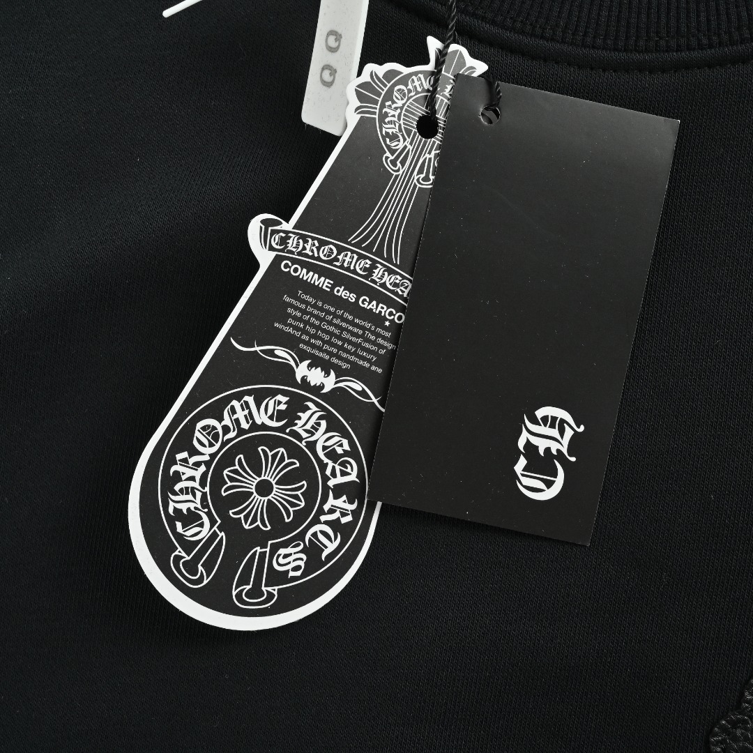 本地自取 💰220
Chrome Hearts/克罗心 25Fw 皮标十字架圆领卫衣
· 采用480克纯棉双纱鱼鳞毛圈面料  
· 面部无尘烧毛工艺 底部吸毛 环保活性染 
· 进口田岛机器刺绣贴布皮革十字架
· 进口田岛机器刺绣logo字母
· 手缝五金克罗心
· 双针车线跨缝工艺
· 原版主唛水洗吊牌防潮纸包装
   颜色：白色/黑色
Size:S-XL