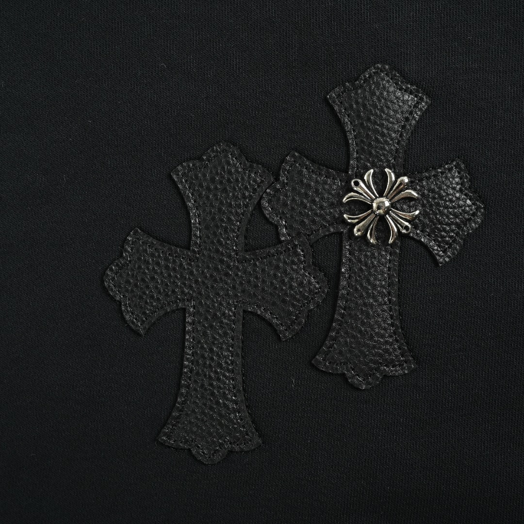 本地自取 💰220
Chrome Hearts/克罗心 25Fw 皮标十字架圆领卫衣
· 采用480克纯棉双纱鱼鳞毛圈面料  
· 面部无尘烧毛工艺 底部吸毛 环保活性染 
· 进口田岛机器刺绣贴布皮革十字架
· 进口田岛机器刺绣logo字母
· 手缝五金克罗心
· 双针车线跨缝工艺
· 原版主唛水洗吊牌防潮纸包装
   颜色：白色/黑色
Size:S-XL