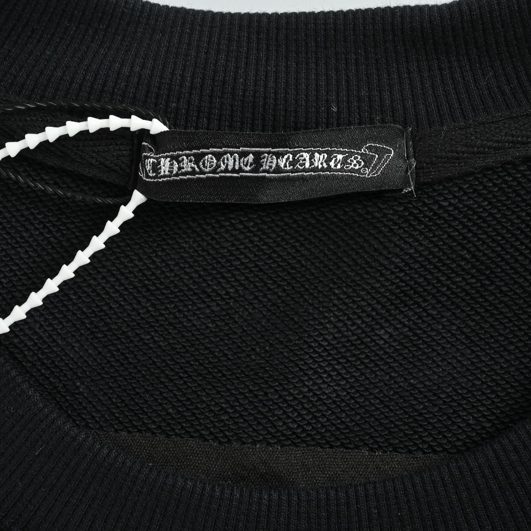 本地自取 💰220
Chrome Hearts/克罗心 25Fw 皮标十字架圆领卫衣
· 采用480克纯棉双纱鱼鳞毛圈面料  
· 面部无尘烧毛工艺 底部吸毛 环保活性染 
· 进口田岛机器刺绣贴布皮革十字架
· 进口田岛机器刺绣logo字母
· 手缝五金克罗心
· 双针车线跨缝工艺
· 原版主唛水洗吊牌防潮纸包装
   颜色：白色/黑色
Size:S-XL