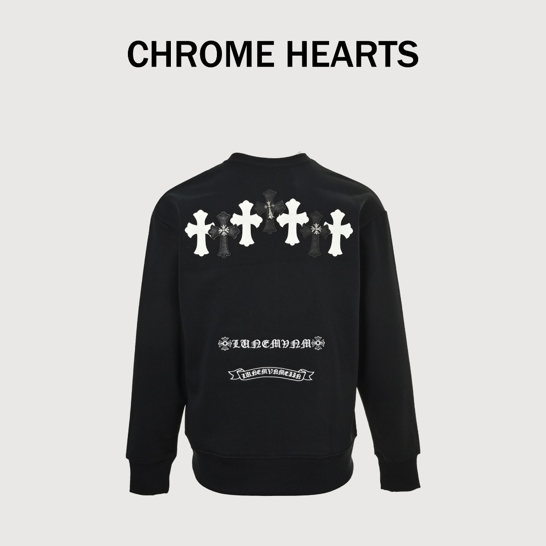 本地自取 💰220
Chrome Hearts/克罗心 25Fw 皮标十字架圆领卫衣
· 采用480克纯棉双纱鱼鳞毛圈面料  
· 面部无尘烧毛工艺 底部吸毛 环保活性染 
· 进口田岛机器刺绣贴布皮革十字架
· 进口田岛机器刺绣logo字母
· 手缝五金克罗心
· 双针车线跨缝工艺
· 原版主唛水洗吊牌防潮纸包装
   颜色：白色/黑色
Size:S-XL