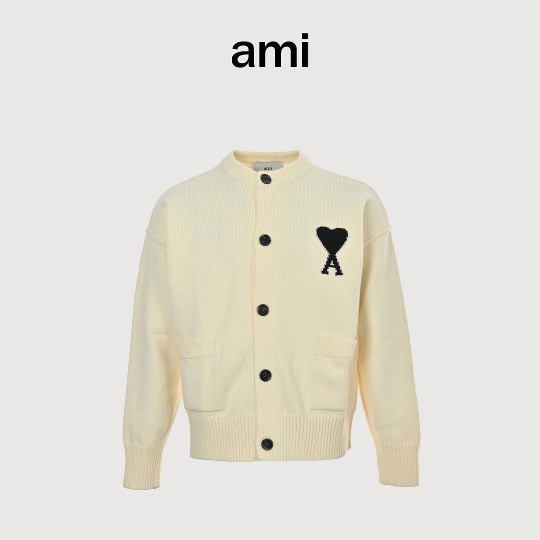 本地自取 💰320
Ami Paris 爱心提花针织圆领开衫毛衣
采用50%羊绒+40%棉+10%锦纶的定制混纺纱线 锦纶的加入提升了服饰手感细腻度和让上身更加挺阔有型。针织毛衣的制作过程极其复杂 纱线到位后 第一步需要在倒毛机上倒毛 第二步加入特制药水进行水洗纱线去除表面杂质 第三步制作成小片后 需要工人在套口机上一根线一根线去对应进行套口 第四步完成成衣后需成衣水洗固定版型与增加手感 最后还要控制整烫的温度定型后再包装出厂。此款式与普通毛衣的套口方法不同 采用了反套工艺 次工艺极其考验工人的手法。此件衣服机器上机时间很慢 采用5针进口STOLL机器 一件衣服高达110分钟 一天22个小时 仅能产出10件成品 大码单件成品重量高达1000G 慢工出细活。爱心部分采用嵌花工艺 经过多次打版调试达到原版效果 极其考验师傅的技术和织造机器的工艺。为了确保纽扣材质大小与原版一致 对原版进行拆解分析 独立定制开模 定做牛角扣 刻字LOGO 高度还原原版 定制原版一致水洗三标 特殊材质水洗唛 正反面尺码标 全部细节都拿下。男女同款 洗涤建议手洗或者轻柔机洗 机洗请单独单件套洗衣袋轻柔机洗 不能烘干和热水洗涤 不能长时间浸泡暴晒 平铺晾干 不能直接挂晾 正确的洗涤方式可使衣服使用寿命延长
Size:S-XL