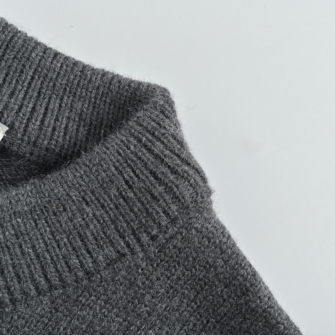 本地自取 💰320 Ami Paris 爱心提花针织圆领开衫毛衣 采用50%羊绒+40%棉+10%锦纶的定制混纺纱线 锦纶的加入提升了服饰手感细腻度和让上身更加挺阔有型。针织毛衣的制作过程极其复杂 纱线到位后 第一步需要在倒毛机上倒毛 第二步加入特制药水进行水洗纱线去除表面杂质 第三步制作成小片后 需要工人在套口机上一根线一根线去对应进行套口 第四步完成成衣后需成衣水洗固定版型与增加手感 最后还要控制整烫的温度定型后再包装出厂。此款式与普通毛衣的套口方法不同 采用了反套工艺 次工艺极其考验工人的手法。此件衣服机器上机时间很慢 采用5针进口STOLL机器 一件衣服高达110分钟 一天22个小时 仅能产出10件成品 大码单件成品重量高达1000G 慢工出细活。爱心部分采用嵌花工艺 经过多次打版调试达到原版效果 极其考验师傅的技术和织造机器的工艺。为了确保纽扣材质大小与原版一致 对原版进行拆解分析 独立定制开模 定做牛角扣 刻字LOGO 高度还原原版 定制原版一致水洗三标 特殊材质水洗唛 正反面尺码标 全部细节都拿下。男女同款 洗涤建议手洗或者轻柔机洗 机洗请单独单件套洗衣袋轻柔机洗 不能烘干和热水洗涤 不能长时间浸泡暴晒 平铺晾干 不能直接挂晾 正确的洗涤方式可使衣服使用寿命延长 Size:S-XL