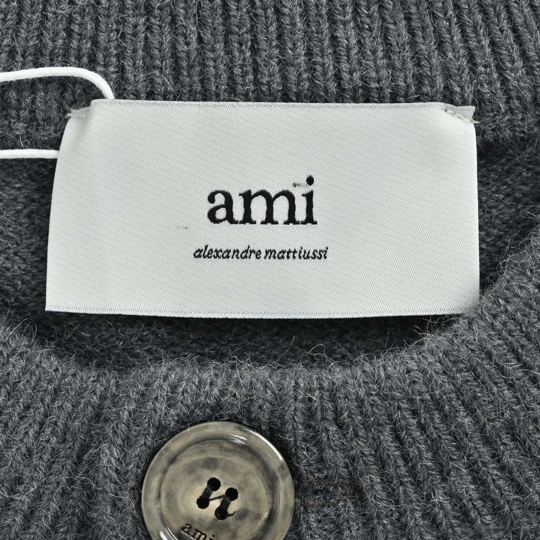 本地自取 💰320 Ami Paris 爱心提花针织圆领开衫毛衣 采用50%羊绒+40%棉+10%锦纶的定制混纺纱线 锦纶的加入提升了服饰手感细腻度和让上身更加挺阔有型。针织毛衣的制作过程极其复杂 纱线到位后 第一步需要在倒毛机上倒毛 第二步加入特制药水进行水洗纱线去除表面杂质 第三步制作成小片后 需要工人在套口机上一根线一根线去对应进行套口 第四步完成成衣后需成衣水洗固定版型与增加手感 最后还要控制整烫的温度定型后再包装出厂。此款式与普通毛衣的套口方法不同 采用了反套工艺 次工艺极其考验工人的手法。此件衣服机器上机时间很慢 采用5针进口STOLL机器 一件衣服高达110分钟 一天22个小时 仅能产出10件成品 大码单件成品重量高达1000G 慢工出细活。爱心部分采用嵌花工艺 经过多次打版调试达到原版效果 极其考验师傅的技术和织造机器的工艺。为了确保纽扣材质大小与原版一致 对原版进行拆解分析 独立定制开模 定做牛角扣 刻字LOGO 高度还原原版 定制原版一致水洗三标 特殊材质水洗唛 正反面尺码标 全部细节都拿下。男女同款 洗涤建议手洗或者轻柔机洗 机洗请单独单件套洗衣袋轻柔机洗 不能烘干和热水洗涤 不能长时间浸泡暴晒 平铺晾干 不能直接挂晾 正确的洗涤方式可使衣服使用寿命延长 Size:S-XL