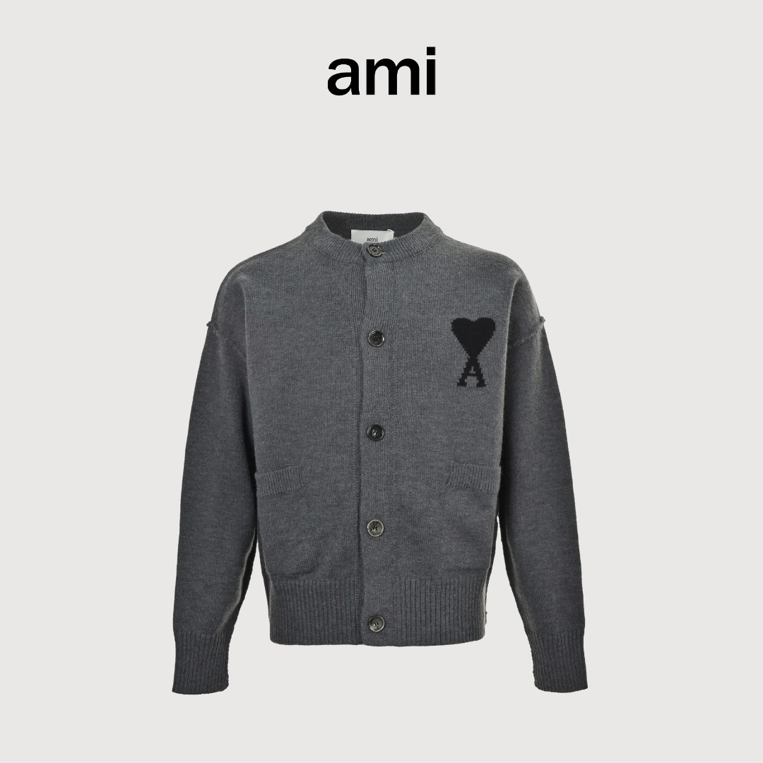 本地自取 💰320
Ami Paris 爱心提花针织圆领开衫毛衣
采用50%羊绒+40%棉+10%锦纶的定制混纺纱线 锦纶的加入提升了服饰手感细腻度和让上身更加挺阔有型。针织毛衣的制作过程极其复杂 纱线到位后 第一步需要在倒毛机上倒毛 第二步加入特制药水进行水洗纱线去除表面杂质 第三步制作成小片后 需要工人在套口机上一根线一根线去对应进行套口 第四步完成成衣后需成衣水洗固定版型与增加手感 最后还要控制整烫的温度定型后再包装出厂。此款式与普通毛衣的套口方法不同 采用了反套工艺 次工艺极其考验工人的手法。此件衣服机器上机时间很慢 采用5针进口STOLL机器 一件衣服高达110分钟 一天22个小时 仅能产出10件成品 大码单件成品重量高达1000G 慢工出细活。爱心部分采用嵌花工艺 经过多次打版调试达到原版效果 极其考验师傅的技术和织造机器的工艺。为了确保纽扣材质大小与原版一致 对原版进行拆解分析 独立定制开模 定做牛角扣 刻字LOGO 高度还原原版 定制原版一致水洗三标 特殊材质水洗唛 正反面尺码标 全部细节都拿下。男女同款 洗涤建议手洗或者轻柔机洗 机洗请单独单件套洗衣袋轻柔机洗 不能烘干和热水洗涤 不能长时间浸泡暴晒 平铺晾干 不能直接挂晾 正确的洗涤方式可使衣服使用寿命延长
Size:S-XL