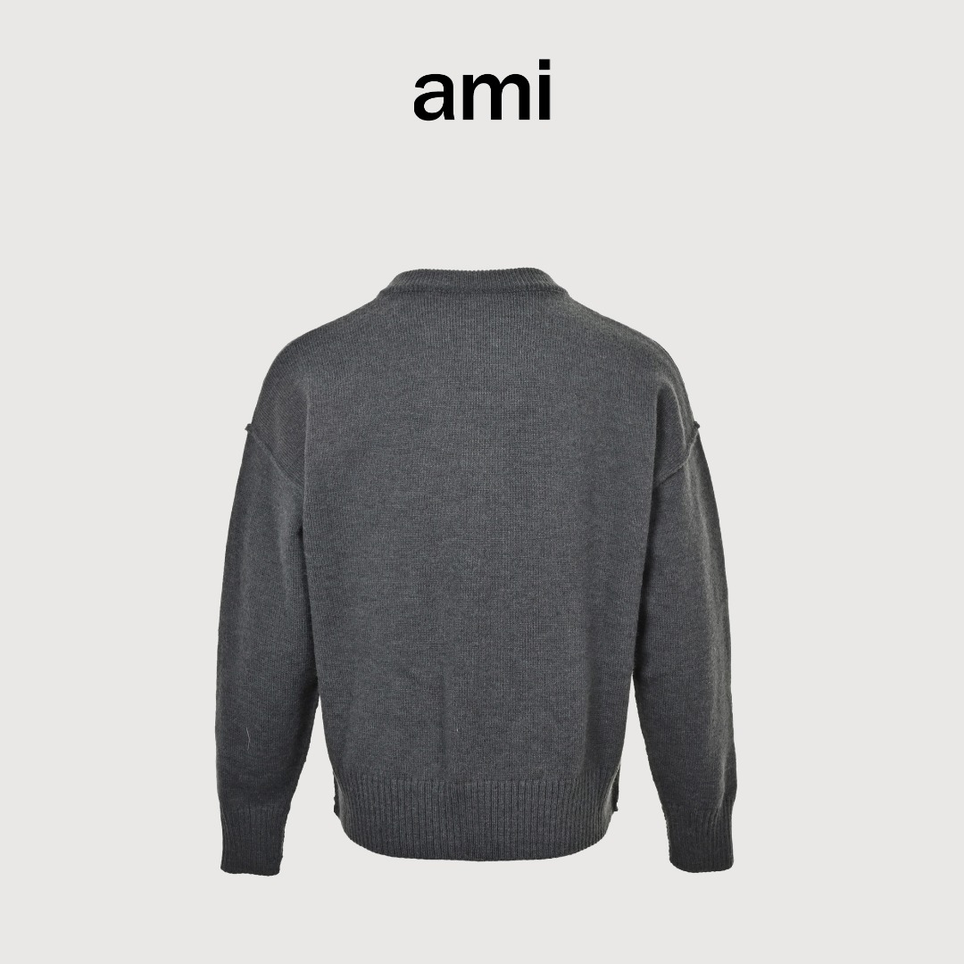 本地自取 💰320 Ami Paris 爱心提花针织圆领开衫毛衣 采用50%羊绒+40%棉+10%锦纶的定制混纺纱线 锦纶的加入提升了服饰手感细腻度和让上身更加挺阔有型。针织毛衣的制作过程极其复杂 纱线到位后 第一步需要在倒毛机上倒毛 第二步加入特制药水进行水洗纱线去除表面杂质 第三步制作成小片后 需要工人在套口机上一根线一根线去对应进行套口 第四步完成成衣后需成衣水洗固定版型与增加手感 最后还要控制整烫的温度定型后再包装出厂。此款式与普通毛衣的套口方法不同 采用了反套工艺 次工艺极其考验工人的手法。此件衣服机器上机时间很慢 采用5针进口STOLL机器 一件衣服高达110分钟 一天22个小时 仅能产出10件成品 大码单件成品重量高达1000G 慢工出细活。爱心部分采用嵌花工艺 经过多次打版调试达到原版效果 极其考验师傅的技术和织造机器的工艺。为了确保纽扣材质大小与原版一致 对原版进行拆解分析 独立定制开模 定做牛角扣 刻字LOGO 高度还原原版 定制原版一致水洗三标 特殊材质水洗唛 正反面尺码标 全部细节都拿下。男女同款 洗涤建议手洗或者轻柔机洗 机洗请单独单件套洗衣袋轻柔机洗 不能烘干和热水洗涤 不能长时间浸泡暴晒 平铺晾干 不能直接挂晾 正确的洗涤方式可使衣服使用寿命延长 Size:S-XL