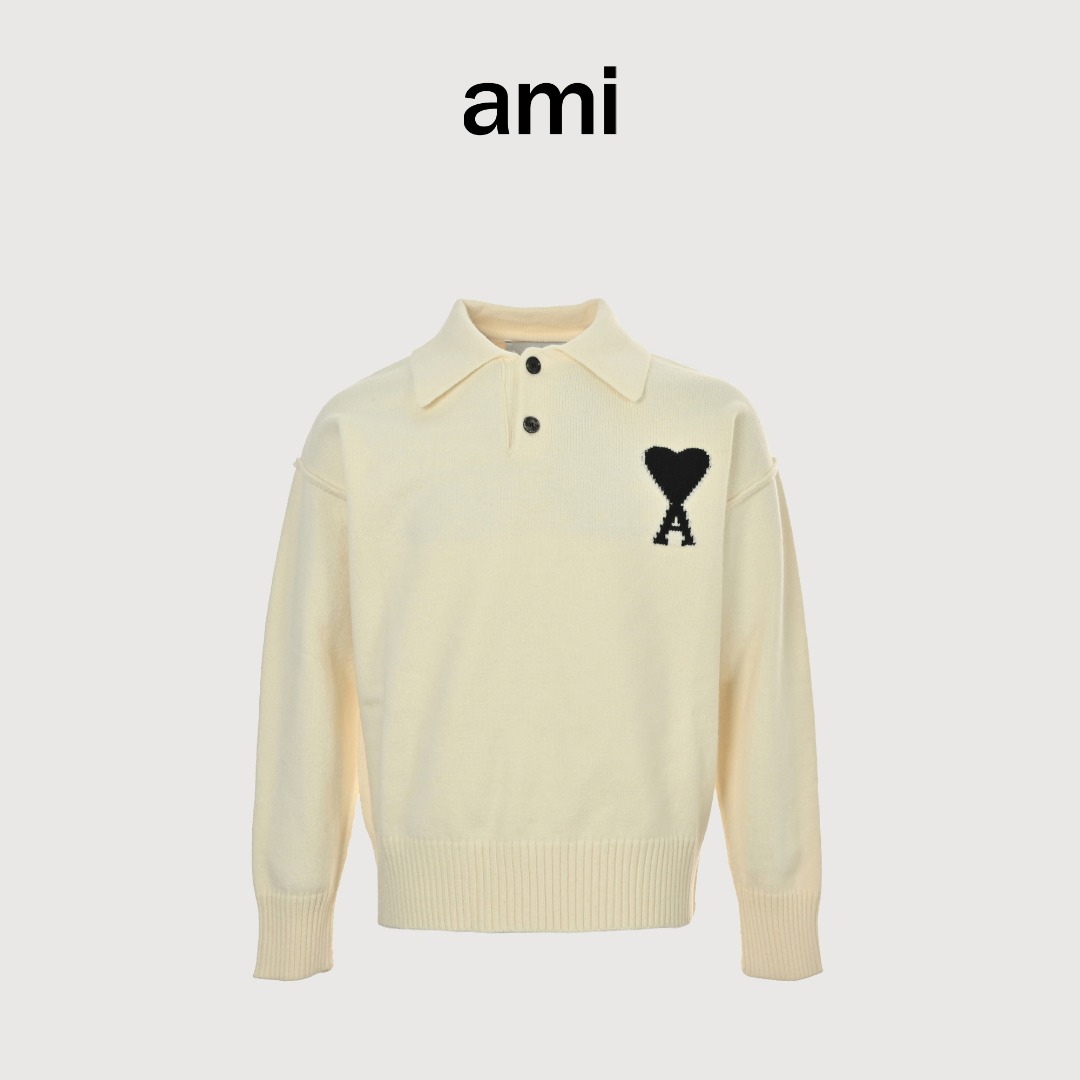 本地自取 💰290
Ami Paris 爱心提花针织翻领Polo毛衣
原版4700购置开发 采用50%羊绒+40%棉+10%锦纶的定制混纺纱线 锦纶的加入提升了服饰手感细腻度和让上身更加挺阔有型。针织毛衣的制作过程极其复杂 纱线到位后 第一步需要在倒毛机上倒毛 第二步加入特制药水进行水洗纱线去除表面杂质 第三步制作成小片后 需要工人在套口机上一根线一根线去对应进行套口 第四步完成成衣后需成衣水洗固定版型与增加手感 最后还要控制整烫的温度定型后再包装出厂。此款式与普通毛衣的套口方法不同 采用了反套工艺 次工艺极其考验工人的手法。此件衣服机器上机时间很慢 采用5针进口STOLL机器 一件衣服高达110分钟 一天22个小时 仅能产出10件成品 大码单件成品重量高达1000G 慢工出细活。爱心部分采用嵌花工艺 经过多次打版调试达到原版效果 极其考验师傅的技术和织造机器的工艺。为了确保纽扣材质大小与原版一致 对原版进行拆解分析 独立定制开模 定做牛角扣 刻字LOGO 高度还原原版 定制原版一致水洗三标 特殊材质水洗唛 正反面尺码标 全部细节都拿下。男女同款 洗涤建议手洗或者轻柔机洗 机洗请单独单件套洗衣袋轻柔机洗 不能烘干和热水洗涤 不能长时间浸泡暴晒 平铺晾干 不能直接挂晾 正确的洗涤方式可使衣服使用寿命延长
Size:S-XL