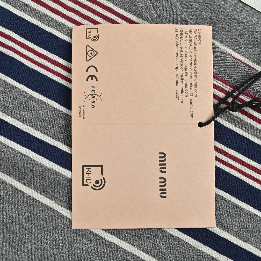 本地自取💰190
MIU MIU缪缪MM 彩条纹撞色长袖T恤
定制横棱柔棉彩条府绸,回归传统工艺手法,做工复杂、繁琐、时效慢、损耗高,手工红外线画线贴袋,以红外线技术为辅助,实现口袋位置的精准定位与标记 即保留了手工缝制的精细与灵活性, 面料都经过浇洗,手感质感更佳,不易变形,不易缩水,不易褪色,宽松版型
Size:XS-L