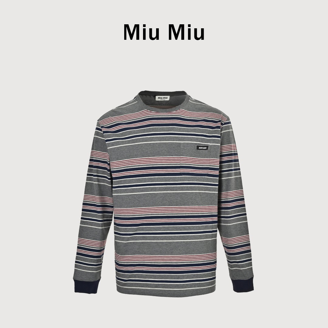 本地自取💰190
MIU MIU缪缪MM 彩条纹撞色长袖T恤
定制横棱柔棉彩条府绸,回归传统工艺手法,做工复杂、繁琐、时效慢、损耗高,手工红外线画线贴袋,以红外线技术为辅助,实现口袋位置的精准定位与标记 即保留了手工缝制的精细与灵活性, 面料都经过浇洗,手感质感更佳,不易变形,不易缩水,不易褪色,宽松版型
Size:XS-L