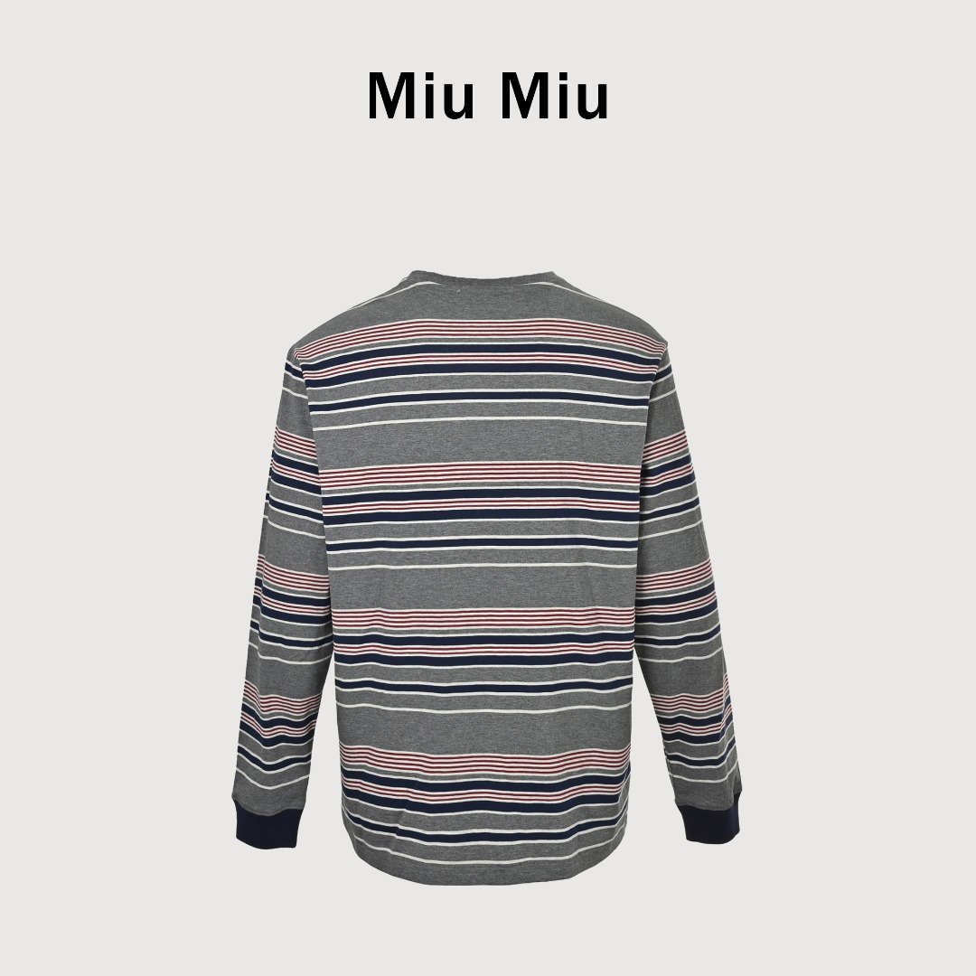 本地自取💰190
MIU MIU缪缪MM 彩条纹撞色长袖T恤
定制横棱柔棉彩条府绸,回归传统工艺手法,做工复杂、繁琐、时效慢、损耗高,手工红外线画线贴袋,以红外线技术为辅助,实现口袋位置的精准定位与标记 即保留了手工缝制的精细与灵活性, 面料都经过浇洗,手感质感更佳,不易变形,不易缩水,不易褪色,宽松版型
Size:XS-L