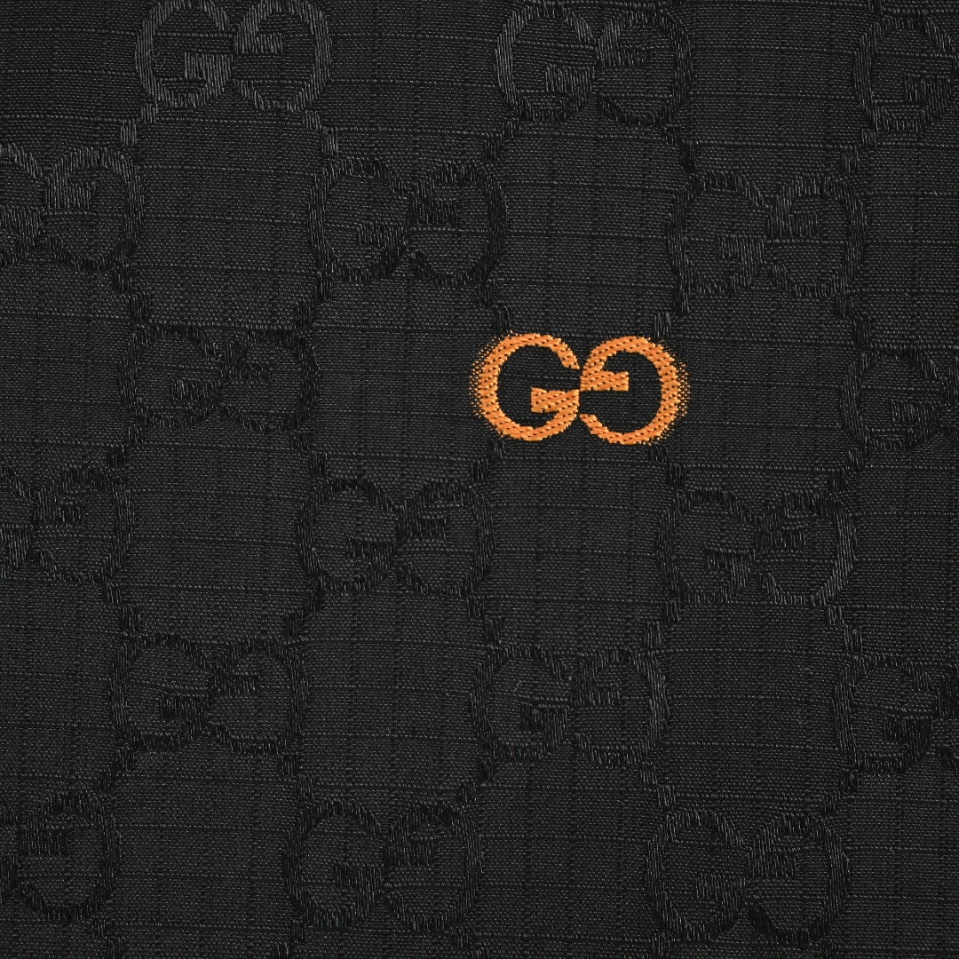 本地自取💰420
GUCCI古驰彩色提花帆布拼接新款连帽外套夹克
原版20300购入,面料采用锦纶70%,30%聚酯纤维,进口机提花织法,彩色间色工艺。整件的彩色提花,颜色特别鲜亮,设计特别新颖。而且边缘清晰,没有晕染、掉色的迹象,和黑色底布搭配起来,既亮眼又不会显得花哨,特别有高级感。布料顺滑又轻薄,透气性和防风性都很不错,上身既舒服又能应对多变的天气。整件对花,门襟左右对花,袖口,下摆完整logo。五金,拉链开模定做。版型阔版,飞行。男女同款
Size:S M L XL