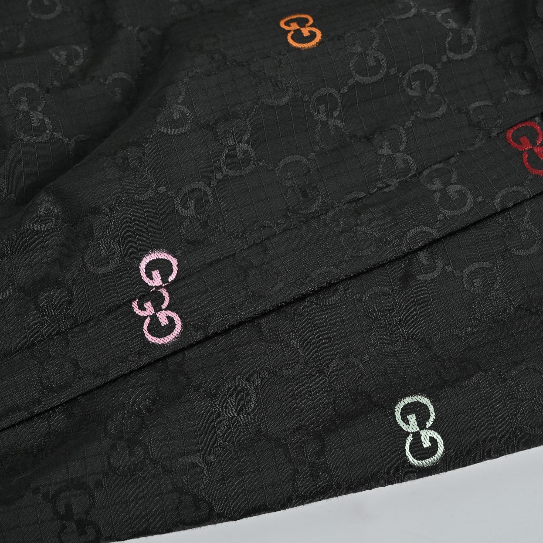 本地自取💰420
GUCCI古驰彩色提花帆布拼接新款连帽外套夹克
原版20300购入,面料采用锦纶70%,30%聚酯纤维,进口机提花织法,彩色间色工艺。整件的彩色提花,颜色特别鲜亮,设计特别新颖。而且边缘清晰,没有晕染、掉色的迹象,和黑色底布搭配起来,既亮眼又不会显得花哨,特别有高级感。布料顺滑又轻薄,透气性和防风性都很不错,上身既舒服又能应对多变的天气。整件对花,门襟左右对花,袖口,下摆完整logo。五金,拉链开模定做。版型阔版,飞行。男女同款
Size:S M L XL