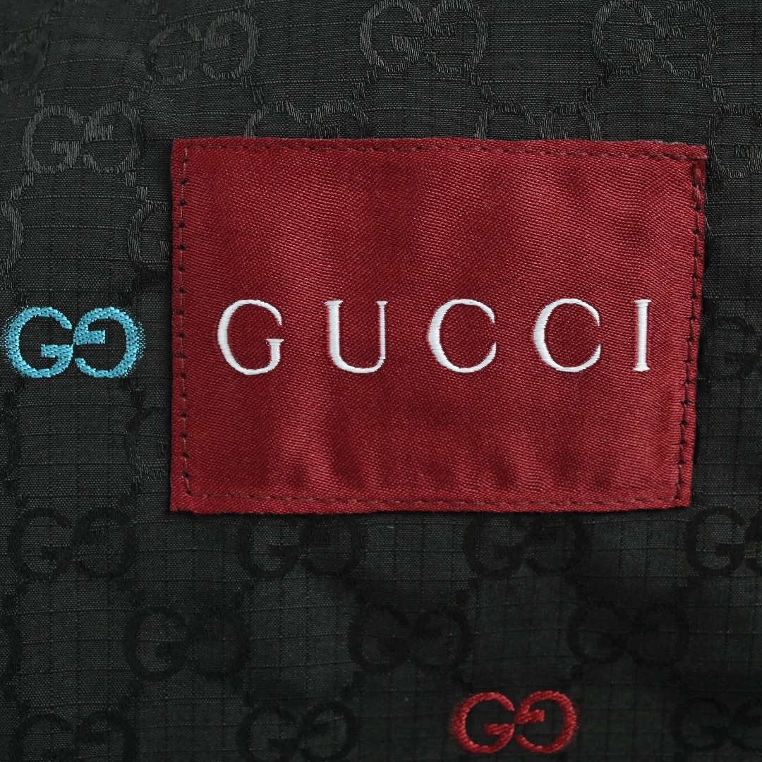 本地自取💰420
GUCCI古驰彩色提花帆布拼接新款连帽外套夹克
原版20300购入,面料采用锦纶70%,30%聚酯纤维,进口机提花织法,彩色间色工艺。整件的彩色提花,颜色特别鲜亮,设计特别新颖。而且边缘清晰,没有晕染、掉色的迹象,和黑色底布搭配起来,既亮眼又不会显得花哨,特别有高级感。布料顺滑又轻薄,透气性和防风性都很不错,上身既舒服又能应对多变的天气。整件对花,门襟左右对花,袖口,下摆完整logo。五金,拉链开模定做。版型阔版,飞行。男女同款
Size:S M L XL