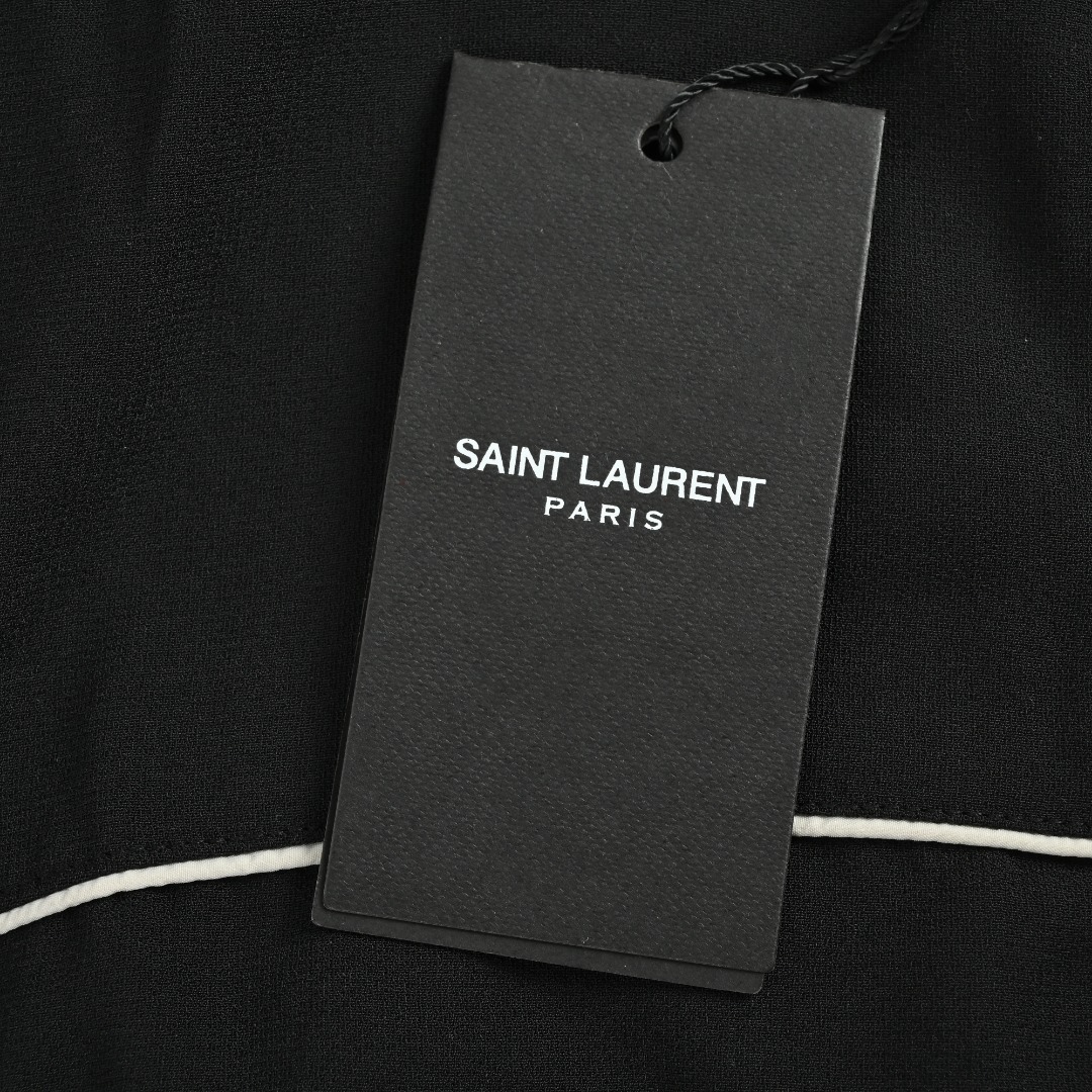 本地自取💰300
Saint Laurent Paris 圣罗兰 25FW 线条立领夹克外套
天丝绉缎TEDDY夹克,衣服表面附有特殊肌理、高级面料自然的悬垂感、凉爽舒适贴肤透气、不沾尘且打理简便。内村采用T400铜氨纤维里布150克,开模领标搭配搭配CASSANDRE蛇骨链,胸口烟灰蓝色刺绣Logo 处运用田岛万针刺绣 ,用超细哑光线做加密平纹绣花,花型虽不大但针数高达二万多针,定位刺绣非常的饱满自然 色调品牌标志标识刺绣。立领设计,领口螺纹100%羊毛材质贴肤柔软舒适。全件捆条中段无接缝,片与片之间拼接完全精准对位。过肩点缀撞色滚边、漏白拼接设计,五金拉链、辅料三标一应俱全。
尺码:S M L