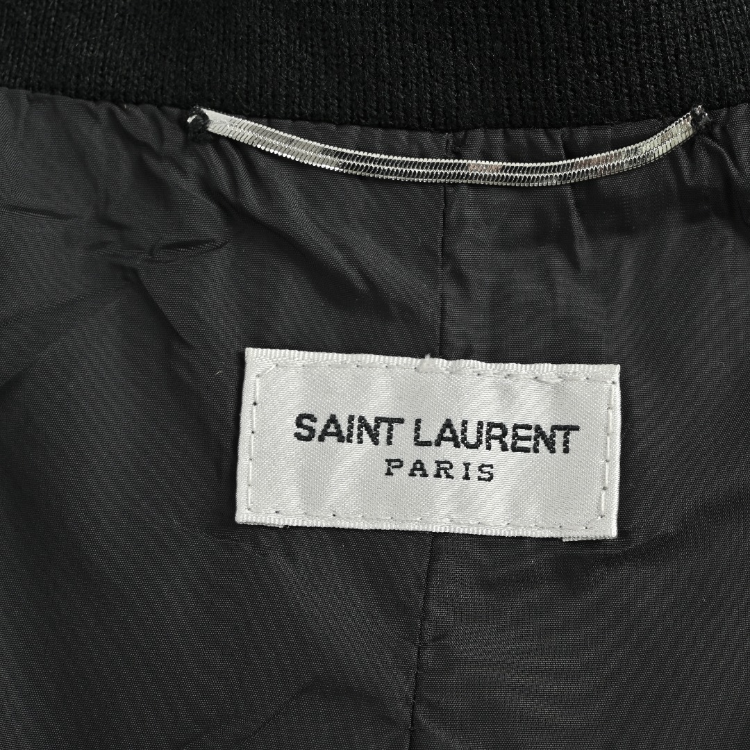 本地自取💰300
Saint Laurent Paris 圣罗兰 25FW 线条立领夹克外套
天丝绉缎TEDDY夹克,衣服表面附有特殊肌理、高级面料自然的悬垂感、凉爽舒适贴肤透气、不沾尘且打理简便。内村采用T400铜氨纤维里布150克,开模领标搭配搭配CASSANDRE蛇骨链,胸口烟灰蓝色刺绣Logo 处运用田岛万针刺绣 ,用超细哑光线做加密平纹绣花,花型虽不大但针数高达二万多针,定位刺绣非常的饱满自然 色调品牌标志标识刺绣。立领设计,领口螺纹100%羊毛材质贴肤柔软舒适。全件捆条中段无接缝,片与片之间拼接完全精准对位。过肩点缀撞色滚边、漏白拼接设计,五金拉链、辅料三标一应俱全。
尺码:S M L