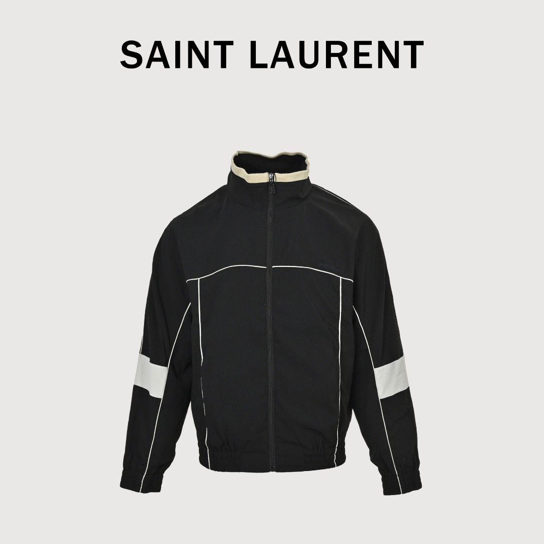 本地自取💰300
Saint Laurent Paris 圣罗兰 25FW 线条立领夹克外套
天丝绉缎TEDDY夹克，衣服表面附有特殊肌理、高级面料自然的悬垂感、凉爽舒适贴肤透气、不沾尘且打理简便。内村采用T400铜氨纤维里布150克，开模领标搭配搭配CASSANDRE蛇骨链，胸口烟灰蓝色刺绣Logo 处运用田岛万针刺绣 ，用超细哑光线做加密平纹绣花，花型虽不大但针数高达二万多针，定位刺绣非常的饱满自然 色调品牌标志标识刺绣。立领设计，领口螺纹100%羊毛材质贴肤柔软舒适。全件捆条中段无接缝，片与片之间拼接完全精准对位。过肩点缀撞色滚边、漏白拼接设计，五金拉链、辅料三标一应俱全。
尺码：S M L