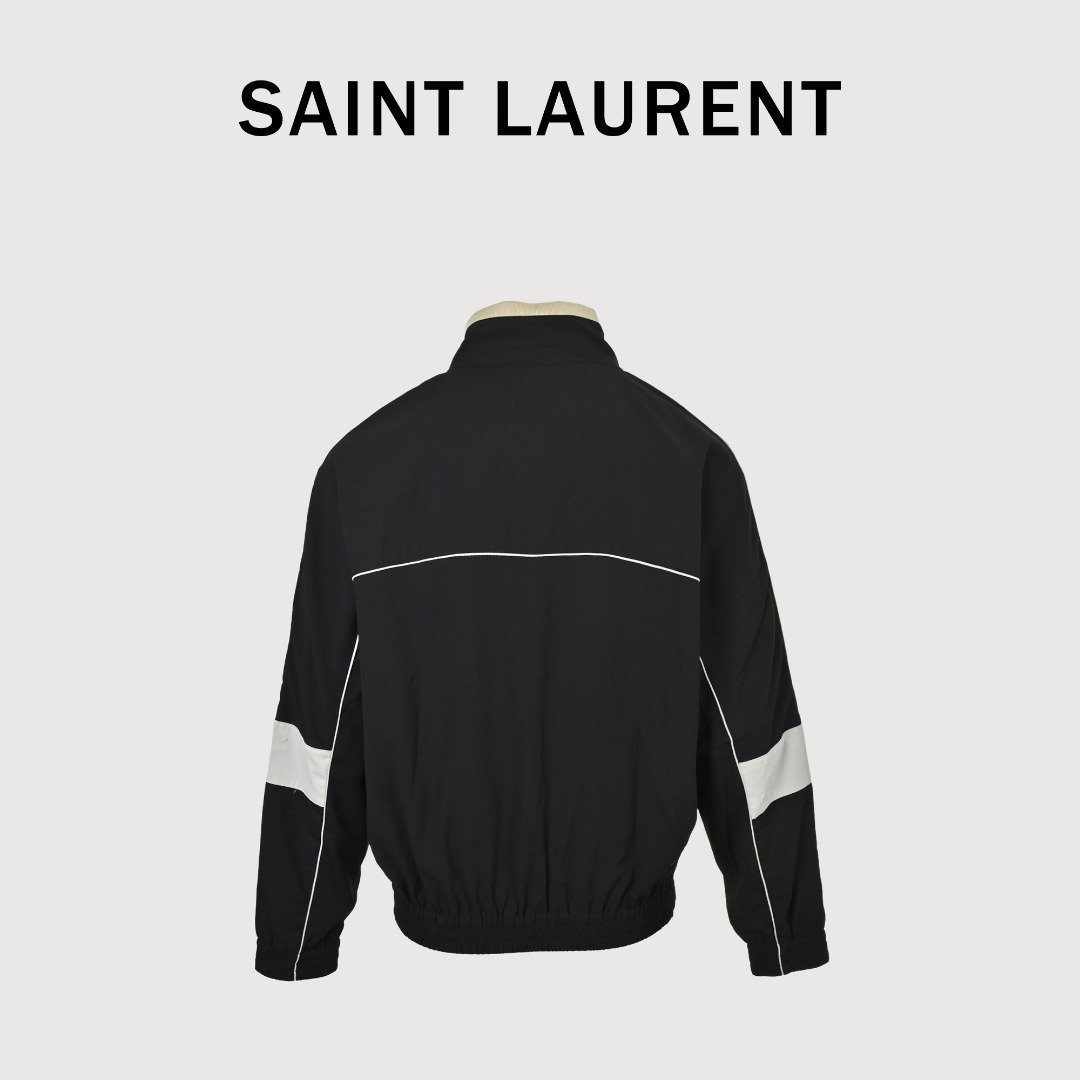 本地自取💰300
Saint Laurent Paris 圣罗兰 25FW 线条立领夹克外套
天丝绉缎TEDDY夹克,衣服表面附有特殊肌理、高级面料自然的悬垂感、凉爽舒适贴肤透气、不沾尘且打理简便。内村采用T400铜氨纤维里布150克,开模领标搭配搭配CASSANDRE蛇骨链,胸口烟灰蓝色刺绣Logo 处运用田岛万针刺绣 ,用超细哑光线做加密平纹绣花,花型虽不大但针数高达二万多针,定位刺绣非常的饱满自然 色调品牌标志标识刺绣。立领设计,领口螺纹100%羊毛材质贴肤柔软舒适。全件捆条中段无接缝,片与片之间拼接完全精准对位。过肩点缀撞色滚边、漏白拼接设计,五金拉链、辅料三标一应俱全。
尺码:S M L