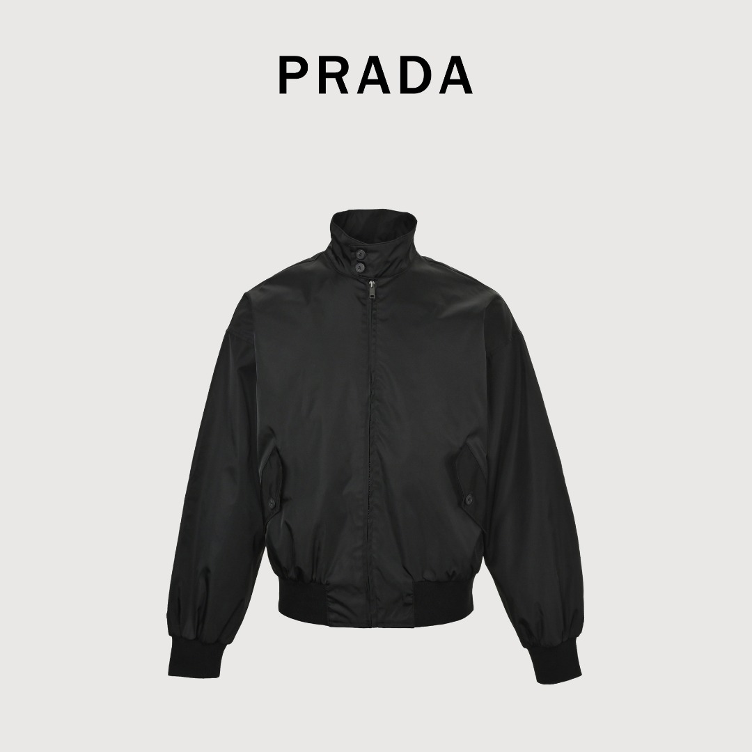 本地自取💰350
Prada 普拉达 25FW 尼龙立领棉服夹克
与YB一致的防泼水再生尼龙面料 面料纹路均一致 真丝内里轻微夹棉 保暖的同时上身又不会太臃肿 五金拉链还原YB质感 后背三角标激光切割8层复合 NFC芯片识别 做工细节完美还原
尺码:S-XL