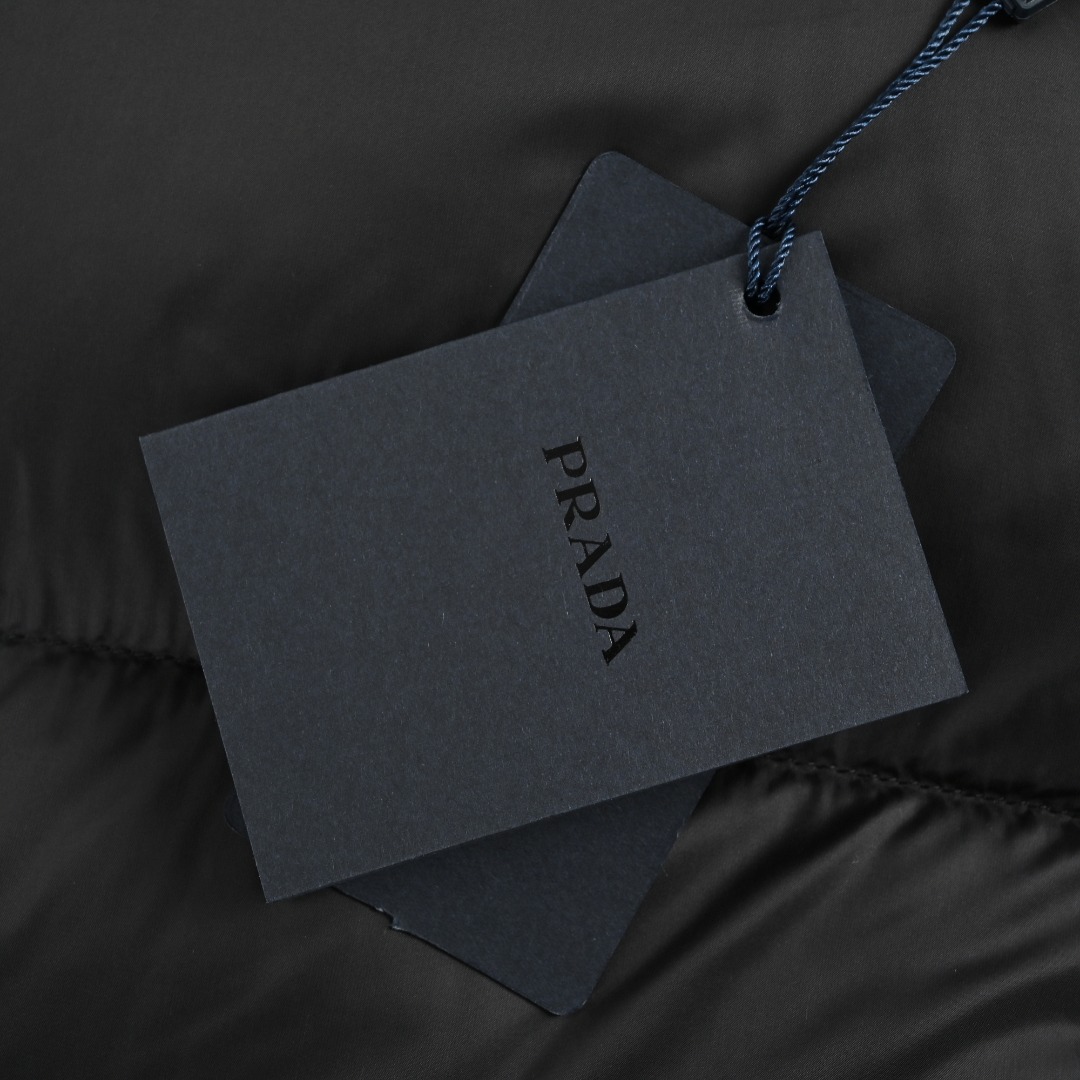 本地自取 💰650
Prada/普拉达 25Fw手臂三角标口袋立领羽绒服
采用新国标90白鸭绒填充，顶级版本，区分市面通货，男女同款全新美学灵感趣味设计,渠道性质精品。让整体造型设计更加优雅时尚，今夏最火系列，无数明星潮人追捧。裁剪工艺细节处理工整为玩味时尚增添色彩!工整细致，合身的版型构造更是独具匠心，上身不仅有着出彩的辨识度更是减龄青春。一款穿着意义还有穿搭性能都很极致的款式，绚丽的色系调配，此款的工艺必然也是极致非凡，上身的舒适度绝对足够的强大，也是奢品本质的一种彰显！柔软轻薄，触感更是极端撩人，透气性能十分之强大，尤为适合春夏季节的穿搭所需，妥妥的穿着享受，并且各处的细节以及织带的工艺都是尽善尽美，更显高级感！ 
颜色：黑色、藏青
编码：8026
尺码：48-56