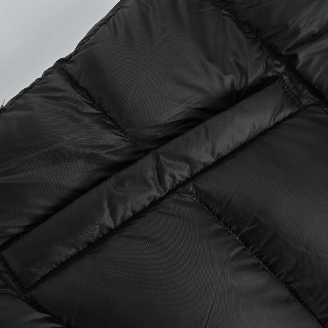 本地自取 💰650
Prada/普拉达 25Fw手臂三角标口袋立领羽绒服
采用新国标90白鸭绒填充，顶级版本，区分市面通货，男女同款全新美学灵感趣味设计,渠道性质精品。让整体造型设计更加优雅时尚，今夏最火系列，无数明星潮人追捧。裁剪工艺细节处理工整为玩味时尚增添色彩!工整细致，合身的版型构造更是独具匠心，上身不仅有着出彩的辨识度更是减龄青春。一款穿着意义还有穿搭性能都很极致的款式，绚丽的色系调配，此款的工艺必然也是极致非凡，上身的舒适度绝对足够的强大，也是奢品本质的一种彰显！柔软轻薄，触感更是极端撩人，透气性能十分之强大，尤为适合春夏季节的穿搭所需，妥妥的穿着享受，并且各处的细节以及织带的工艺都是尽善尽美，更显高级感！ 
颜色：黑色、藏青
编码：8026
尺码：48-56