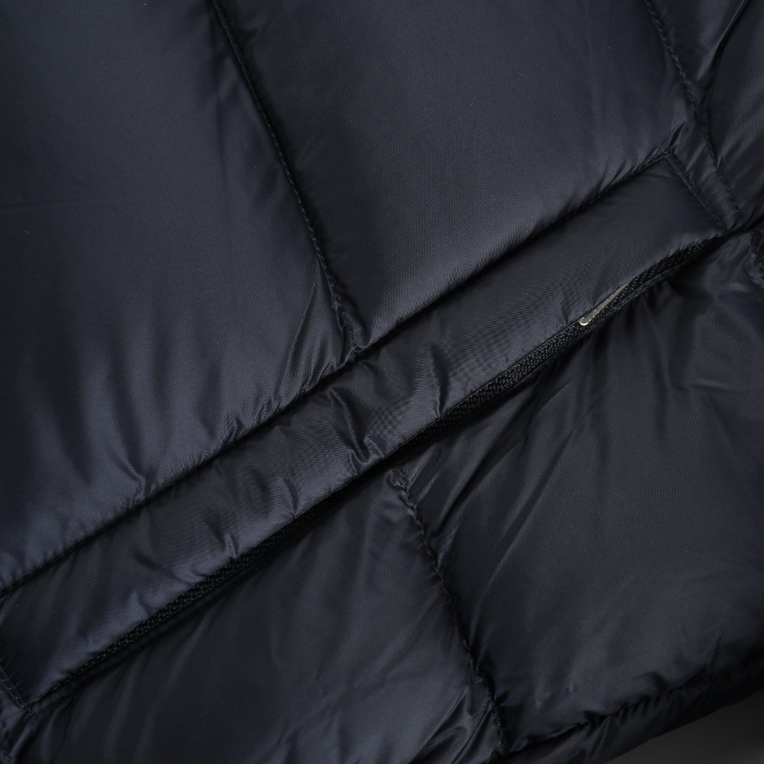 本地自取 💰650
Prada/普拉达 25Fw手臂三角标口袋立领羽绒服
采用新国标90白鸭绒填充，顶级版本，区分市面通货，男女同款全新美学灵感趣味设计,渠道性质精品。让整体造型设计更加优雅时尚，今夏最火系列，无数明星潮人追捧。裁剪工艺细节处理工整为玩味时尚增添色彩!工整细致，合身的版型构造更是独具匠心，上身不仅有着出彩的辨识度更是减龄青春。一款穿着意义还有穿搭性能都很极致的款式，绚丽的色系调配，此款的工艺必然也是极致非凡，上身的舒适度绝对足够的强大，也是奢品本质的一种彰显！柔软轻薄，触感更是极端撩人，透气性能十分之强大，尤为适合春夏季节的穿搭所需，妥妥的穿着享受，并且各处的细节以及织带的工艺都是尽善尽美，更显高级感！ 
颜色：黑色、藏青
编码：8026
尺码：48-56