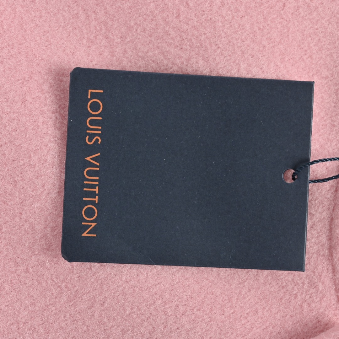 本地自取💰430
LOUIS VUITTON/路易威登LV 拼色皮袖棒球服外套
对不起让你们久等了，拿到正品就开始张罗这件衣服所有的事情！
单单面料来讲我就定做了一个多月，颜色成分一比一的还原！面料成分有%65的羊毛，%15天然丝%10的氨纶%10绒⚠️混合定织而成，总的克重有900多克！还有最为关键的是它的色牢度，绝对不会褪色！袖子用的澳洲进口小牛皮，加工定型，上色，水洗，纹路保留了原有的颗粒结构！厚实饱满圆润！
刺绣使用进口毛巾绣机器，先把每个图案绣在毛詹上，在用红外线激光雕刻出来，再有缝纫机进行固定，这件衣服有12处贴标，一处平绣，后身的大LV骷髅图案是直接绣在上面的，针数吗？站在外行的角度也懂得！这款衣服有4种不同工艺的绣花⚠️罗纹采用全棉纱线定染定织而成，粗纱横机编织而成，不起球，棉质亲肤，立体感十足！
五金配件原厂正品，就单单说面扣和低扣都有LV全称LOGO，市场上的低端产品绝对不可能有的，你们细品！颜色纯正，配件齐全，不要拿市场上的低端货来和我们家对比怕你会伤心！古人讲过一分价格一分货！切记！！！
Size：S-XL