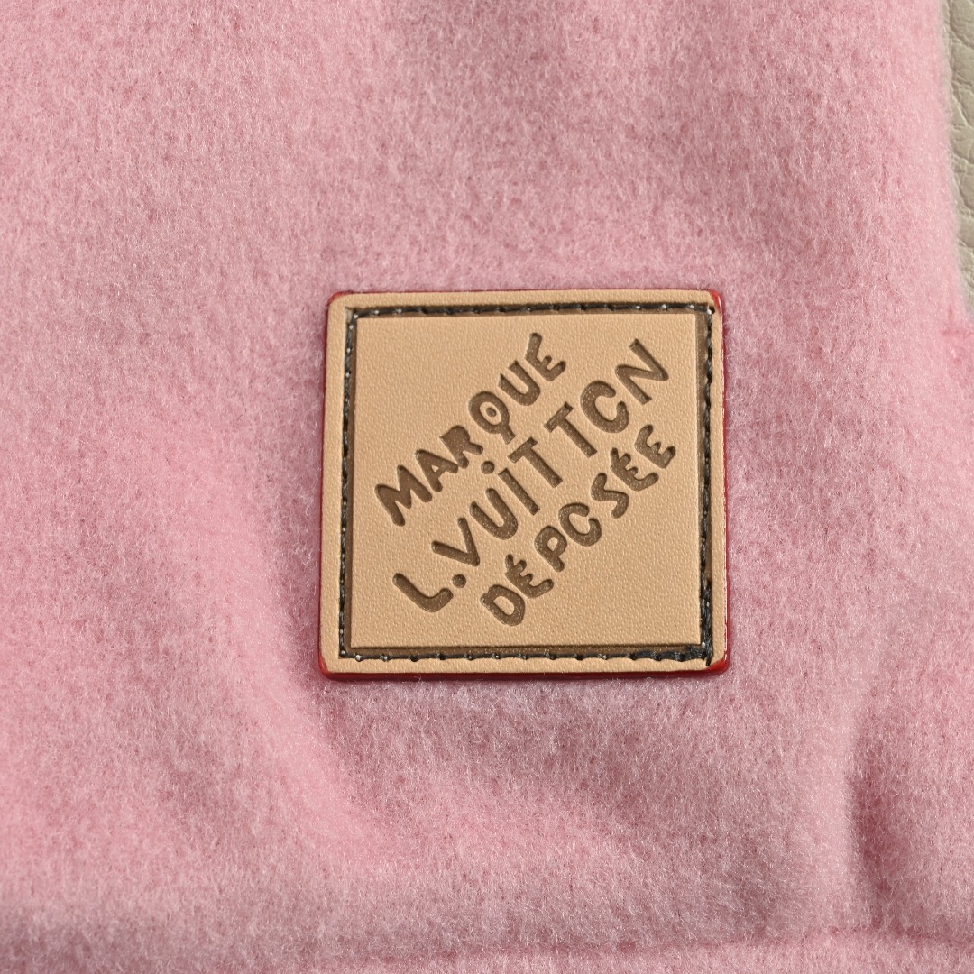 本地自取💰430
LOUIS VUITTON/路易威登LV 拼色皮袖棒球服外套
对不起让你们久等了，拿到正品就开始张罗这件衣服所有的事情！
单单面料来讲我就定做了一个多月，颜色成分一比一的还原！面料成分有%65的羊毛，%15天然丝%10的氨纶%10绒⚠️混合定织而成，总的克重有900多克！还有最为关键的是它的色牢度，绝对不会褪色！袖子用的澳洲进口小牛皮，加工定型，上色，水洗，纹路保留了原有的颗粒结构！厚实饱满圆润！
刺绣使用进口毛巾绣机器，先把每个图案绣在毛詹上，在用红外线激光雕刻出来，再有缝纫机进行固定，这件衣服有12处贴标，一处平绣，后身的大LV骷髅图案是直接绣在上面的，针数吗？站在外行的角度也懂得！这款衣服有4种不同工艺的绣花⚠️罗纹采用全棉纱线定染定织而成，粗纱横机编织而成，不起球，棉质亲肤，立体感十足！
五金配件原厂正品，就单单说面扣和低扣都有LV全称LOGO，市场上的低端产品绝对不可能有的，你们细品！颜色纯正，配件齐全，不要拿市场上的低端货来和我们家对比怕你会伤心！古人讲过一分价格一分货！切记！！！
Size：S-XL