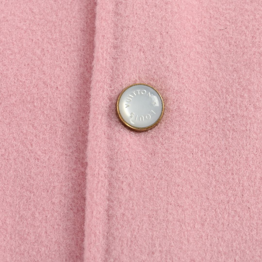 本地自取💰430
LOUIS VUITTON/路易威登LV 拼色皮袖棒球服外套
对不起让你们久等了，拿到正品就开始张罗这件衣服所有的事情！
单单面料来讲我就定做了一个多月，颜色成分一比一的还原！面料成分有%65的羊毛，%15天然丝%10的氨纶%10绒⚠️混合定织而成，总的克重有900多克！还有最为关键的是它的色牢度，绝对不会褪色！袖子用的澳洲进口小牛皮，加工定型，上色，水洗，纹路保留了原有的颗粒结构！厚实饱满圆润！
刺绣使用进口毛巾绣机器，先把每个图案绣在毛詹上，在用红外线激光雕刻出来，再有缝纫机进行固定，这件衣服有12处贴标，一处平绣，后身的大LV骷髅图案是直接绣在上面的，针数吗？站在外行的角度也懂得！这款衣服有4种不同工艺的绣花⚠️罗纹采用全棉纱线定染定织而成，粗纱横机编织而成，不起球，棉质亲肤，立体感十足！
五金配件原厂正品，就单单说面扣和低扣都有LV全称LOGO，市场上的低端产品绝对不可能有的，你们细品！颜色纯正，配件齐全，不要拿市场上的低端货来和我们家对比怕你会伤心！古人讲过一分价格一分货！切记！！！
Size：S-XL