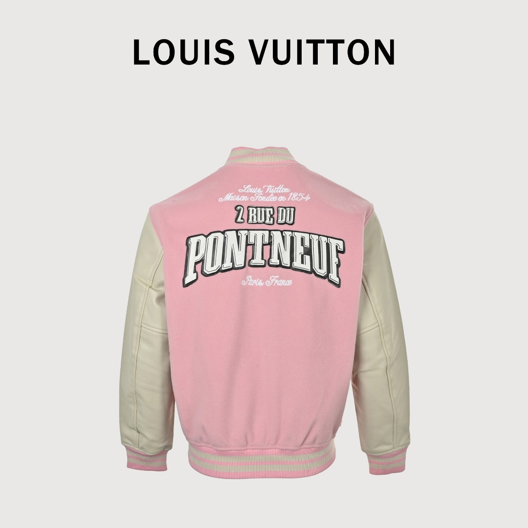 本地自取💰430
LOUIS VUITTON/路易威登LV 拼色皮袖棒球服外套
对不起让你们久等了，拿到正品就开始张罗这件衣服所有的事情！
单单面料来讲我就定做了一个多月，颜色成分一比一的还原！面料成分有%65的羊毛，%15天然丝%10的氨纶%10绒⚠️混合定织而成，总的克重有900多克！还有最为关键的是它的色牢度，绝对不会褪色！袖子用的澳洲进口小牛皮，加工定型，上色，水洗，纹路保留了原有的颗粒结构！厚实饱满圆润！
刺绣使用进口毛巾绣机器，先把每个图案绣在毛詹上，在用红外线激光雕刻出来，再有缝纫机进行固定，这件衣服有12处贴标，一处平绣，后身的大LV骷髅图案是直接绣在上面的，针数吗？站在外行的角度也懂得！这款衣服有4种不同工艺的绣花⚠️罗纹采用全棉纱线定染定织而成，粗纱横机编织而成，不起球，棉质亲肤，立体感十足！
五金配件原厂正品，就单单说面扣和低扣都有LV全称LOGO，市场上的低端产品绝对不可能有的，你们细品！颜色纯正，配件齐全，不要拿市场上的低端货来和我们家对比怕你会伤心！古人讲过一分价格一分货！切记！！！
Size：S-XL