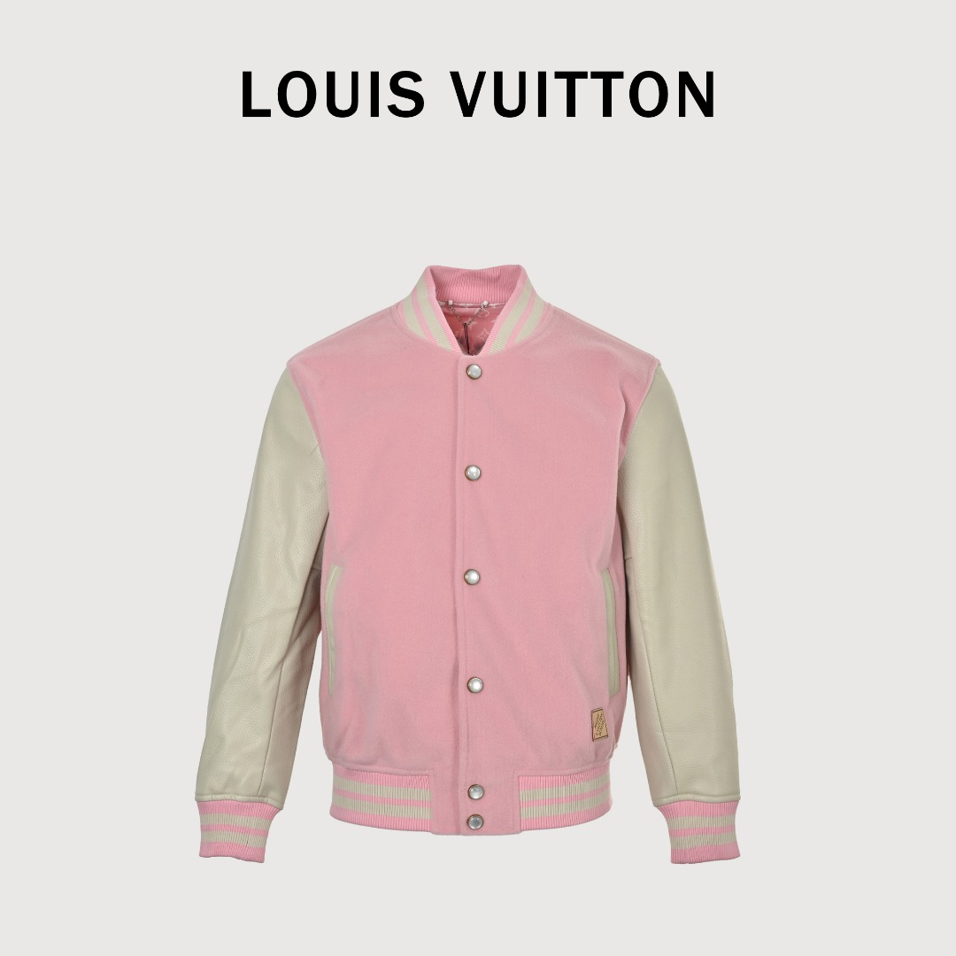 本地自取💰430
LOUIS VUITTON/路易威登LV 拼色皮袖棒球服外套
对不起让你们久等了，拿到正品就开始张罗这件衣服所有的事情！
单单面料来讲我就定做了一个多月，颜色成分一比一的还原！面料成分有%65的羊毛，%15天然丝%10的氨纶%10绒⚠️混合定织而成，总的克重有900多克！还有最为关键的是它的色牢度，绝对不会褪色！袖子用的澳洲进口小牛皮，加工定型，上色，水洗，纹路保留了原有的颗粒结构！厚实饱满圆润！
刺绣使用进口毛巾绣机器，先把每个图案绣在毛詹上，在用红外线激光雕刻出来，再有缝纫机进行固定，这件衣服有12处贴标，一处平绣，后身的大LV骷髅图案是直接绣在上面的，针数吗？站在外行的角度也懂得！这款衣服有4种不同工艺的绣花⚠️罗纹采用全棉纱线定染定织而成，粗纱横机编织而成，不起球，棉质亲肤，立体感十足！
五金配件原厂正品，就单单说面扣和低扣都有LV全称LOGO，市场上的低端产品绝对不可能有的，你们细品！颜色纯正，配件齐全，不要拿市场上的低端货来和我们家对比怕你会伤心！古人讲过一分价格一分货！切记！！！
Size：S-XL