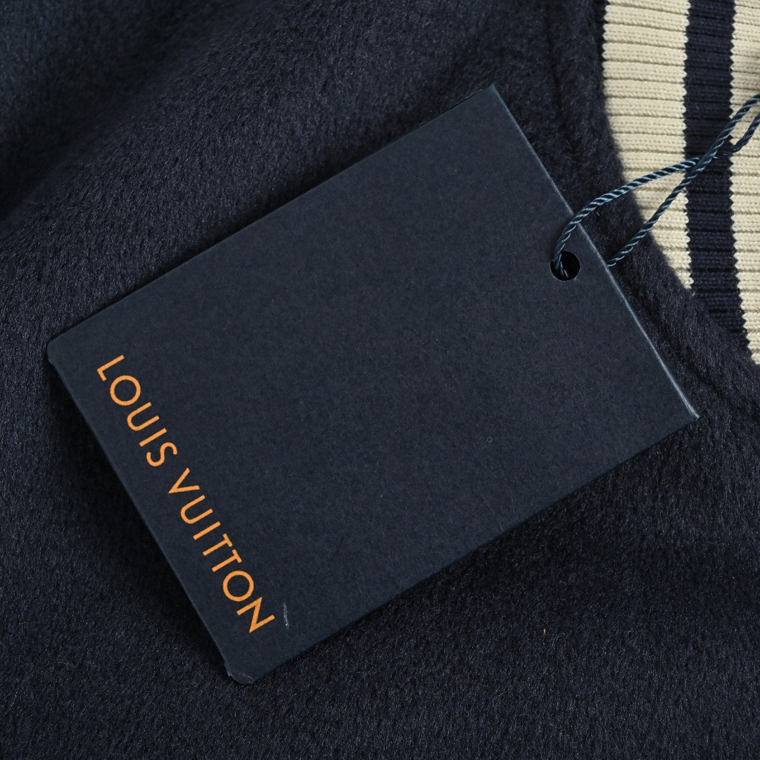 本地自取💰430
LOUIS VUITTON/路易威登LV 拼色皮袖棒球服外套
对不起让你们久等了，拿到正品就开始张罗这件衣服所有的事情！
单单面料来讲我就定做了一个多月，颜色成分一比一的还原！面料成分有%65的羊毛，%15天然丝%10的氨纶%10绒⚠️混合定织而成，总的克重有900多克！还有最为关键的是它的色牢度，绝对不会褪色！袖子用的澳洲进口小牛皮，加工定型，上色，水洗，纹路保留了原有的颗粒结构！厚实饱满圆润！
刺绣使用进口毛巾绣机器，先把每个图案绣在毛詹上，在用红外线激光雕刻出来，再有缝纫机进行固定，这件衣服有12处贴标，一处平绣，后身的大LV骷髅图案是直接绣在上面的，针数吗？站在外行的角度也懂得！这款衣服有4种不同工艺的绣花⚠️罗纹采用全棉纱线定染定织而成，粗纱横机编织而成，不起球，棉质亲肤，立体感十足！
五金配件原厂正品，就单单说面扣和低扣都有LV全称LOGO，市场上的低端产品绝对不可能有的，你们细品！颜色纯正，配件齐全，不要拿市场上的低端货来和我们家对比怕你会伤心！古人讲过一分价格一分货！切记！！！
Size：S-XL