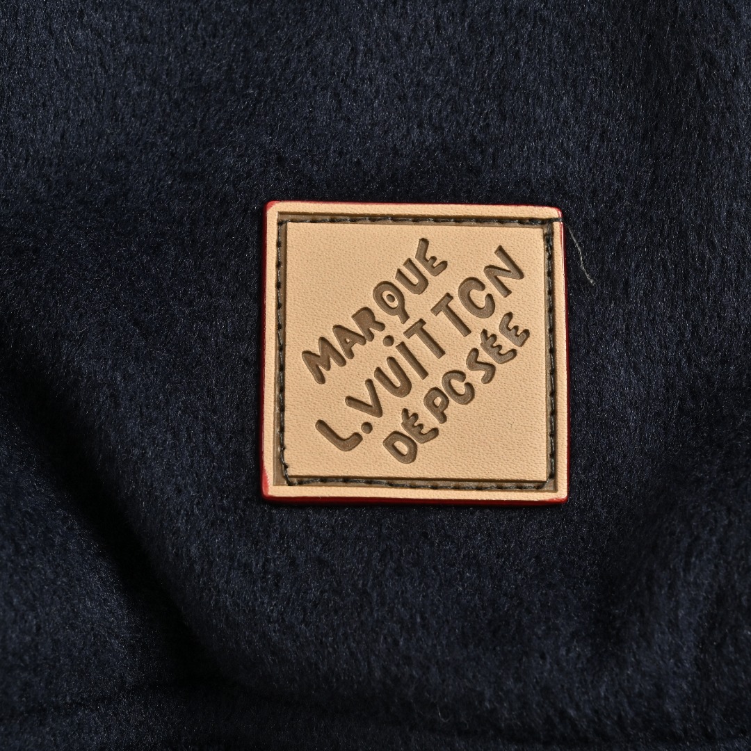 本地自取💰430
LOUIS VUITTON/路易威登LV 拼色皮袖棒球服外套
对不起让你们久等了，拿到正品就开始张罗这件衣服所有的事情！
单单面料来讲我就定做了一个多月，颜色成分一比一的还原！面料成分有%65的羊毛，%15天然丝%10的氨纶%10绒⚠️混合定织而成，总的克重有900多克！还有最为关键的是它的色牢度，绝对不会褪色！袖子用的澳洲进口小牛皮，加工定型，上色，水洗，纹路保留了原有的颗粒结构！厚实饱满圆润！
刺绣使用进口毛巾绣机器，先把每个图案绣在毛詹上，在用红外线激光雕刻出来，再有缝纫机进行固定，这件衣服有12处贴标，一处平绣，后身的大LV骷髅图案是直接绣在上面的，针数吗？站在外行的角度也懂得！这款衣服有4种不同工艺的绣花⚠️罗纹采用全棉纱线定染定织而成，粗纱横机编织而成，不起球，棉质亲肤，立体感十足！
五金配件原厂正品，就单单说面扣和低扣都有LV全称LOGO，市场上的低端产品绝对不可能有的，你们细品！颜色纯正，配件齐全，不要拿市场上的低端货来和我们家对比怕你会伤心！古人讲过一分价格一分货！切记！！！
Size：S-XL