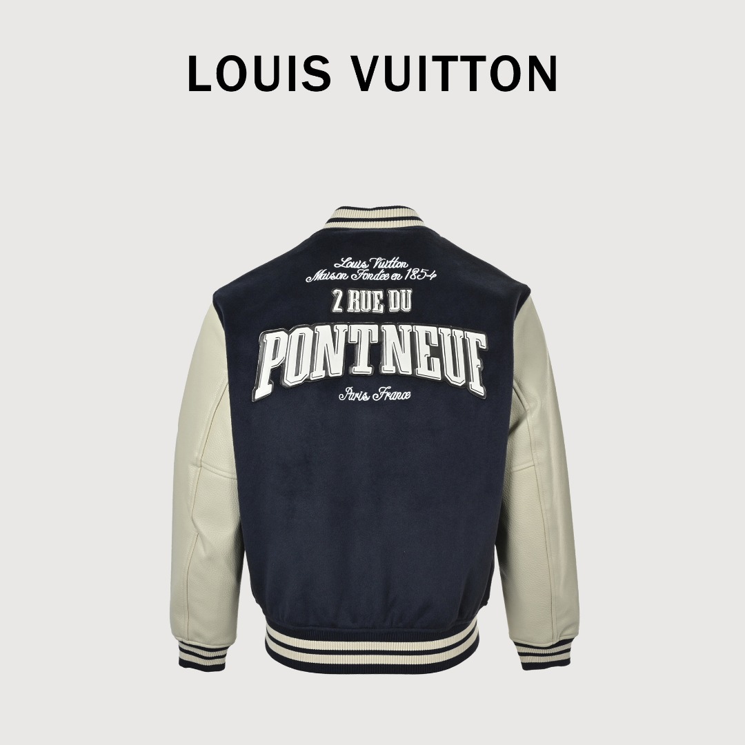 本地自取💰430
LOUIS VUITTON/路易威登LV 拼色皮袖棒球服外套
对不起让你们久等了，拿到正品就开始张罗这件衣服所有的事情！
单单面料来讲我就定做了一个多月，颜色成分一比一的还原！面料成分有%65的羊毛，%15天然丝%10的氨纶%10绒⚠️混合定织而成，总的克重有900多克！还有最为关键的是它的色牢度，绝对不会褪色！袖子用的澳洲进口小牛皮，加工定型，上色，水洗，纹路保留了原有的颗粒结构！厚实饱满圆润！
刺绣使用进口毛巾绣机器，先把每个图案绣在毛詹上，在用红外线激光雕刻出来，再有缝纫机进行固定，这件衣服有12处贴标，一处平绣，后身的大LV骷髅图案是直接绣在上面的，针数吗？站在外行的角度也懂得！这款衣服有4种不同工艺的绣花⚠️罗纹采用全棉纱线定染定织而成，粗纱横机编织而成，不起球，棉质亲肤，立体感十足！
五金配件原厂正品，就单单说面扣和低扣都有LV全称LOGO，市场上的低端产品绝对不可能有的，你们细品！颜色纯正，配件齐全，不要拿市场上的低端货来和我们家对比怕你会伤心！古人讲过一分价格一分货！切记！！！
Size：S-XL