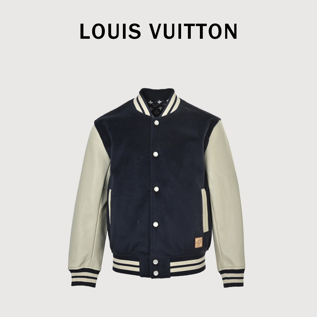 本地自取💰430
LOUIS VUITTON/路易威登LV 拼色皮袖棒球服外套
对不起让你们久等了，拿到正品就开始张罗这件衣服所有的事情！
单单面料来讲我就定做了一个多月，颜色成分一比一的还原！面料成分有%65的羊毛，%15天然丝%10的氨纶%10绒⚠️混合定织而成，总的克重有900多克！还有最为关键的是它的色牢度，绝对不会褪色！袖子用的澳洲进口小牛皮，加工定型，上色，水洗，纹路保留了原有的颗粒结构！厚实饱满圆润！
刺绣使用进口毛巾绣机器，先把每个图案绣在毛詹上，在用红外线激光雕刻出来，再有缝纫机进行固定，这件衣服有12处贴标，一处平绣，后身的大LV骷髅图案是直接绣在上面的，针数吗？站在外行的角度也懂得！这款衣服有4种不同工艺的绣花⚠️罗纹采用全棉纱线定染定织而成，粗纱横机编织而成，不起球，棉质亲肤，立体感十足！
五金配件原厂正品，就单单说面扣和低扣都有LV全称LOGO，市场上的低端产品绝对不可能有的，你们细品！颜色纯正，配件齐全，不要拿市场上的低端货来和我们家对比怕你会伤心！古人讲过一分价格一分货！切记！！！
Size：S-XL